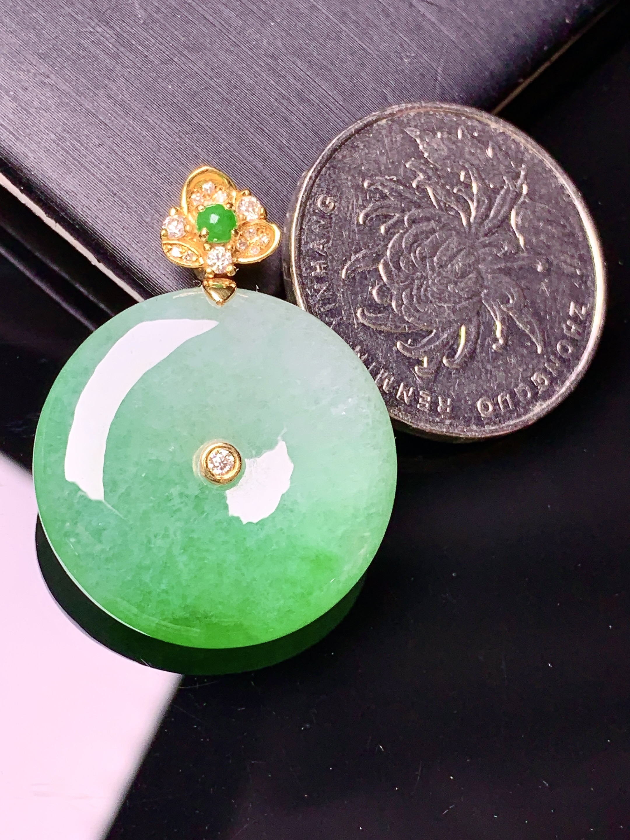 18k金钻镶嵌飘阳绿平安扣吊坠 玉质细腻 色泽艳丽清新 水润亮眼 整体尺寸31.8*23.8*6L4
