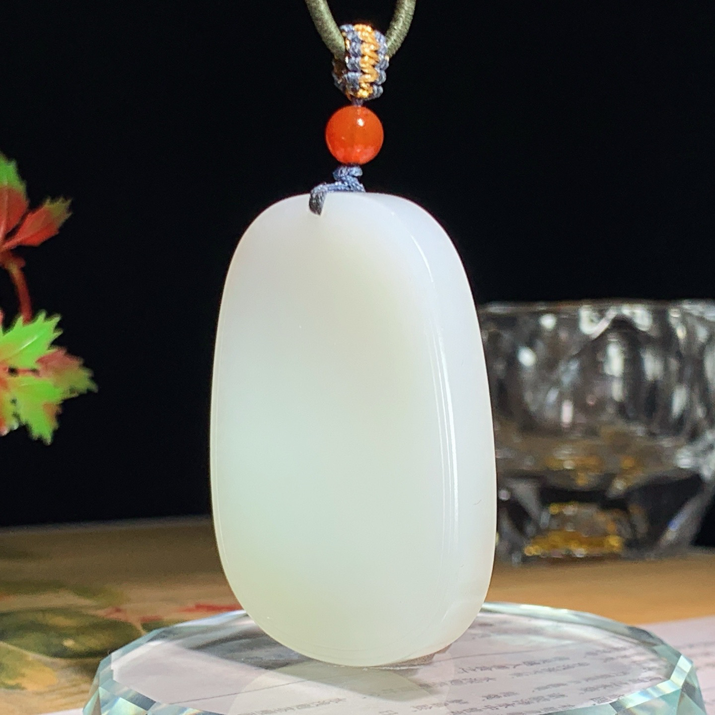 新疆且末糖和田玉白玉平安无事牌挂件。尺寸51/40/6重36克 玉质细腻油润 底色纯净 脂粉好，品质