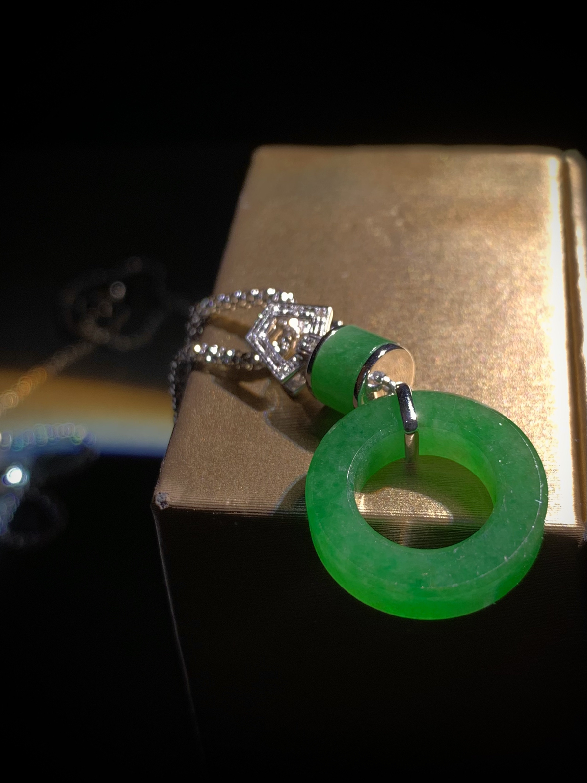 绿扣子平安扣，32.5-16.8-4.2mm，
4.13g，18K金，南非钻，不配链子