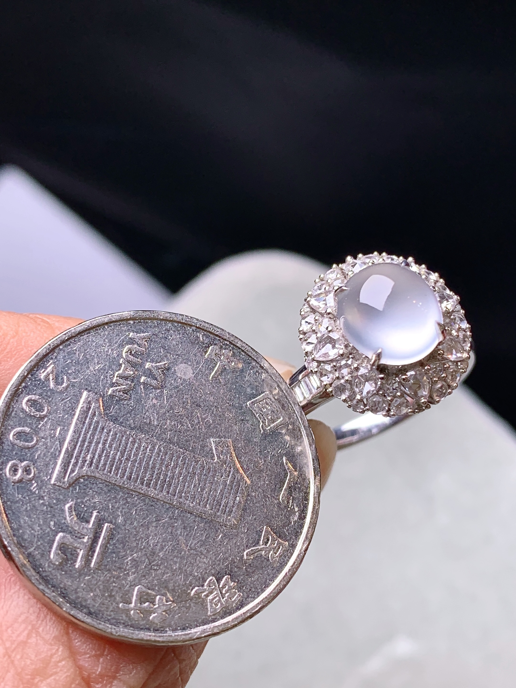 18k金钻镶嵌玻璃种蛋面戒指 玉质细腻 色泽艳丽清新 水润亮眼 圈口14 整体尺寸13.3*12.8*11t1