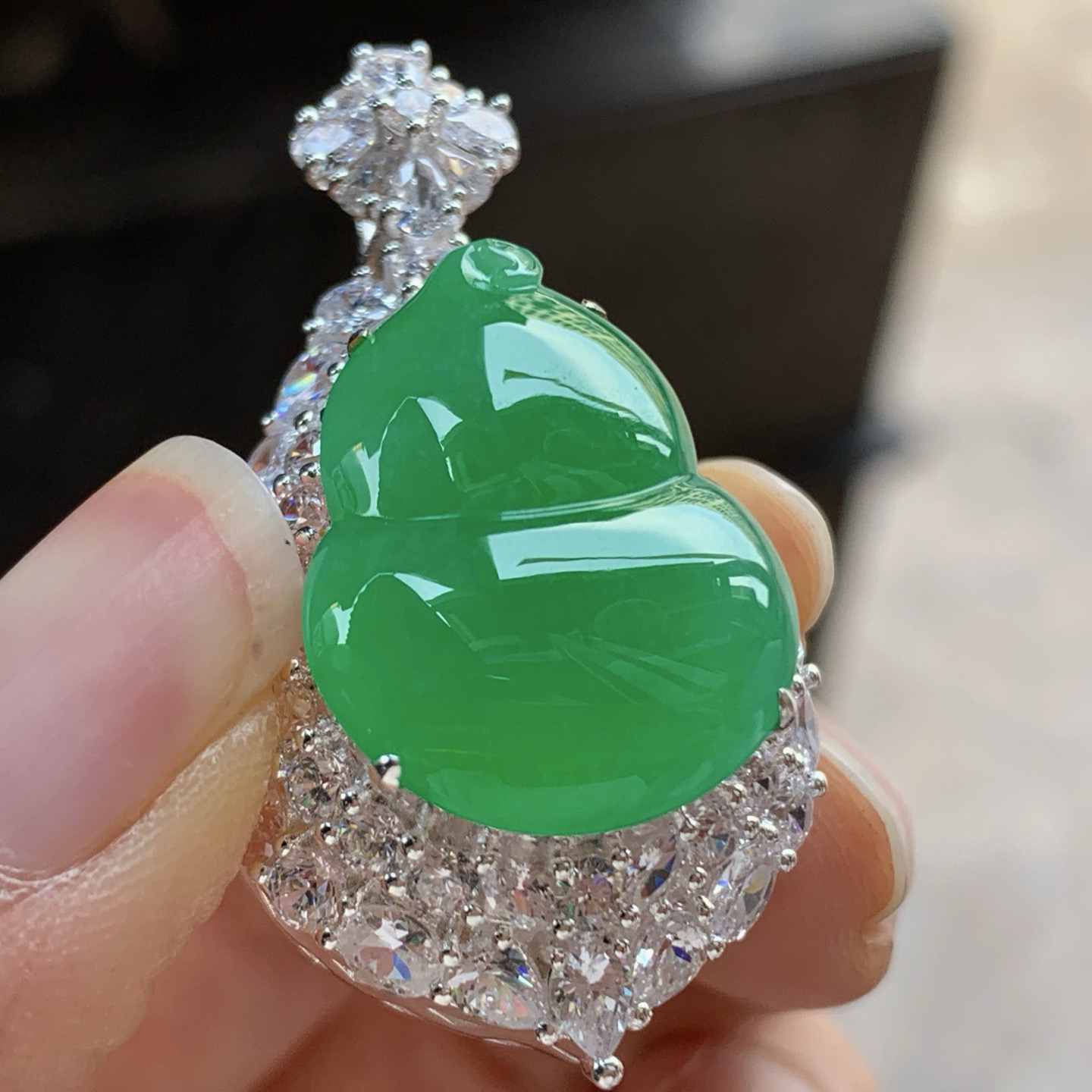 铜托镶嵌 阳绿色葫芦^_^色阳 饱满 种色好