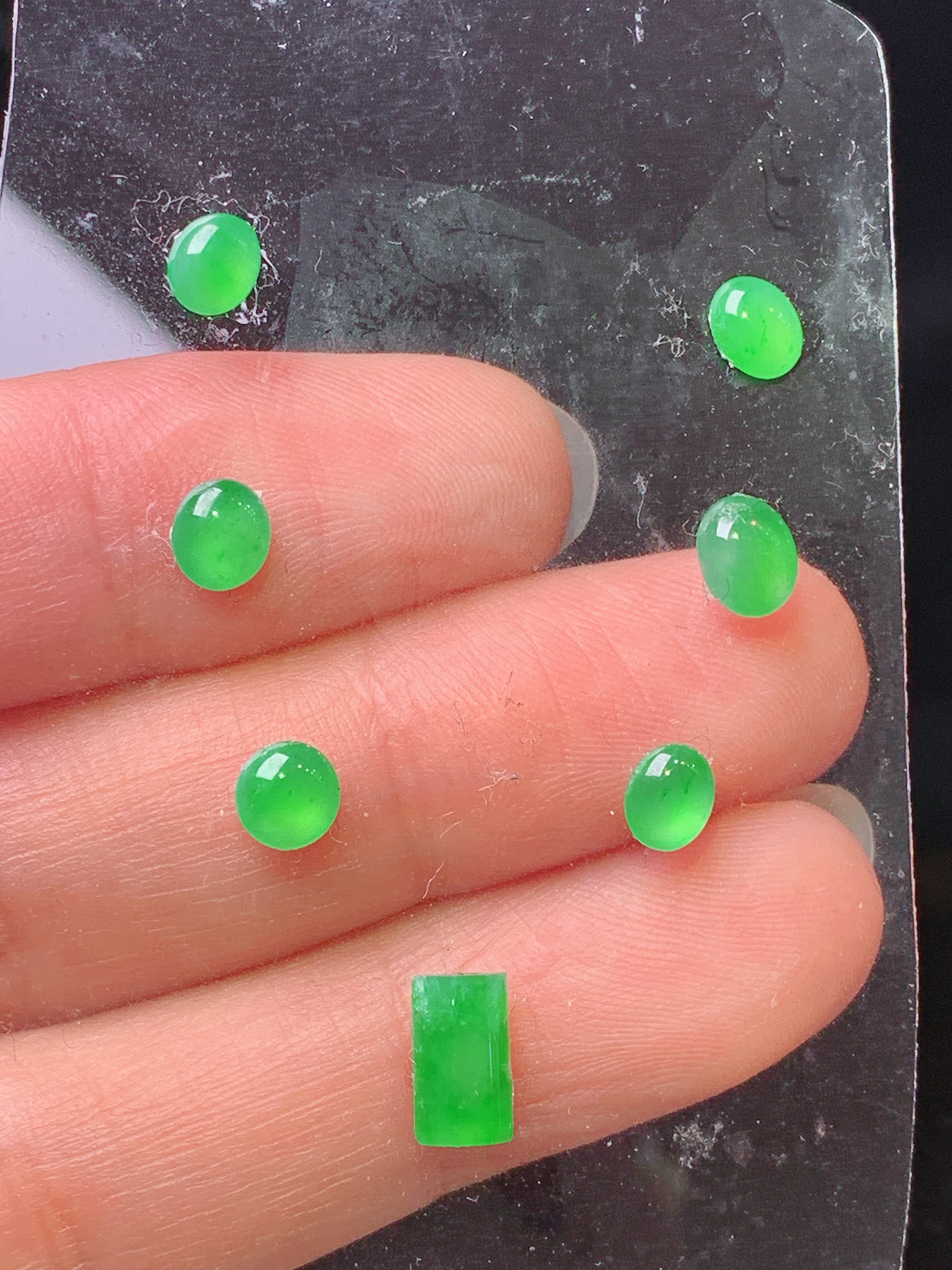 镶嵌款 冰阳绿蛋面一手 玉质细腻 色泽艳丽清新 水润亮眼 整体尺寸5.6*4.6*2.3L2