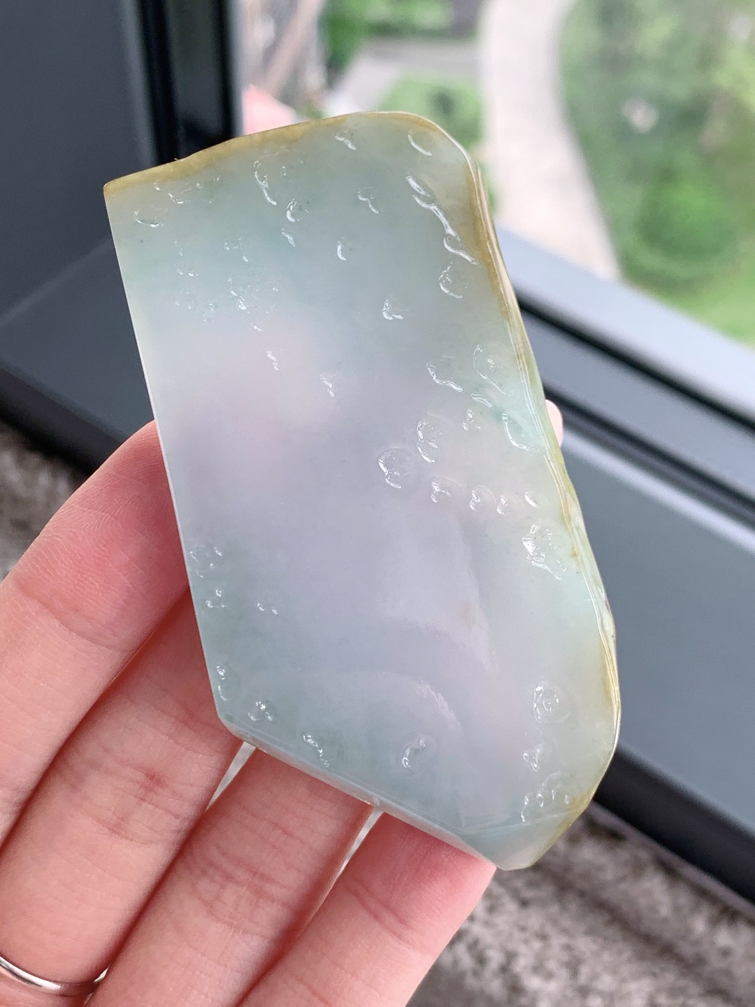 【材料】🫧冰种/牌子料/片料/板料/特色料【题材】可做牌子、人物、山水、动物、花件……等推荐参考【尺寸】78.2-37.8-7.3【重量】63.1克材料优选浅烟凝玉铺清润，柔色含光蕴静灵这块冰润浅春底带黄翡翡翠片料质地细腻冰透，水头清亮莹润，似薄雾漫裹的柔润月光，边角暖黄俏色自然晕染，零星翠色轻缀其间，玉面肌理温润细腻、胶感十足，经精工俏雕后，可化作山水意境牌、禅意悟道、平安无事素牌等雅致佳作，浅柔底色象征心境安然、顺遂宁和，俏色黄翡寓意招财纳福、贵气相随自带清逸悠远的静谧氛围感，佩戴可衬温润雅致气质，更护佑一生安稳无忧、福运绵长、前程清宁坦荡。