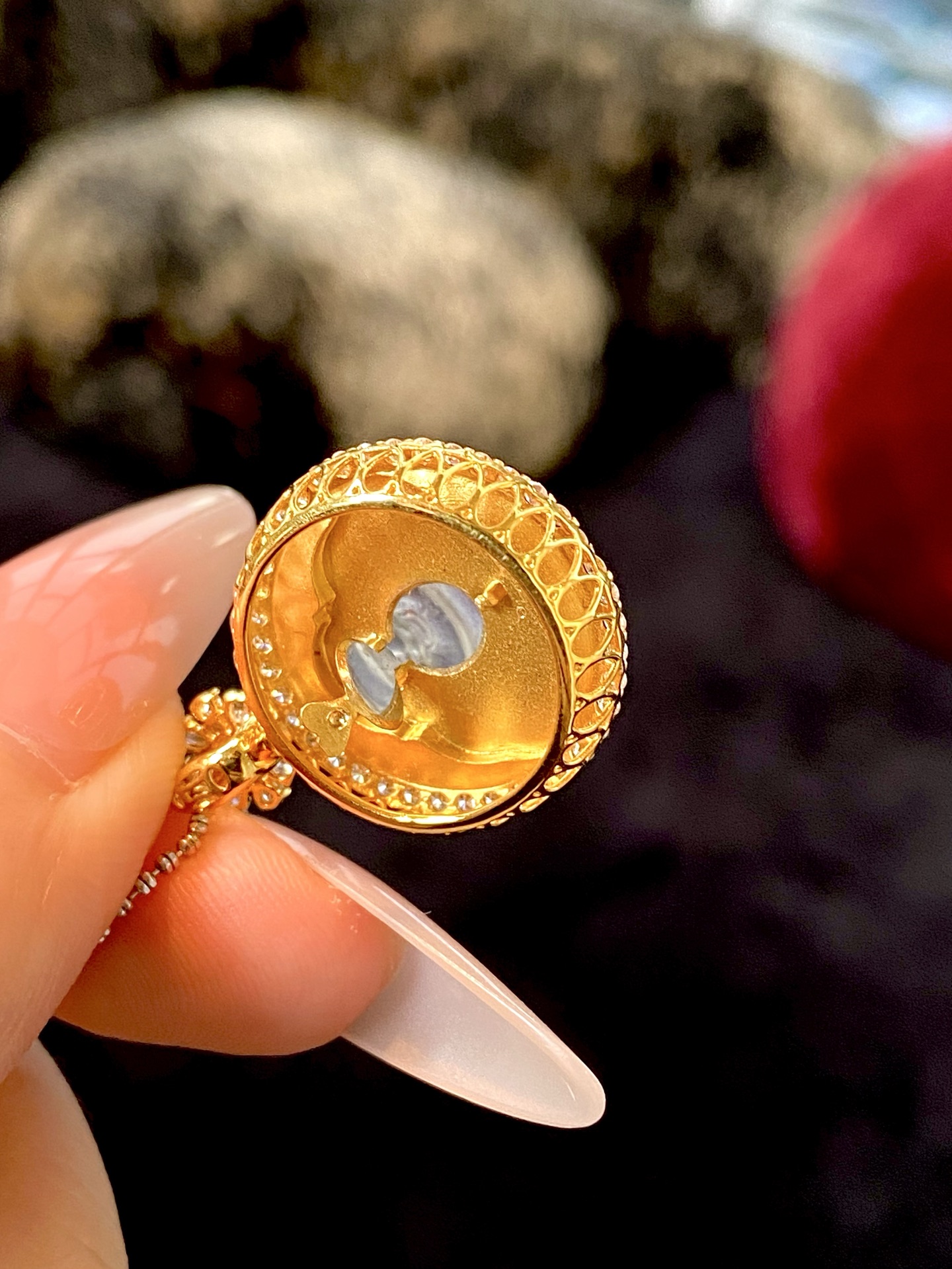 ️高冰种佛公吊坠，晶莹剔透的美，圆鼓鼓的肚子 福气满满，手工拉丝盘更突出质感，和佛公慈爱大度的气质契合：26.9-19.8-8.8，裸石：16.8-12.6-3.6mm，无裂。