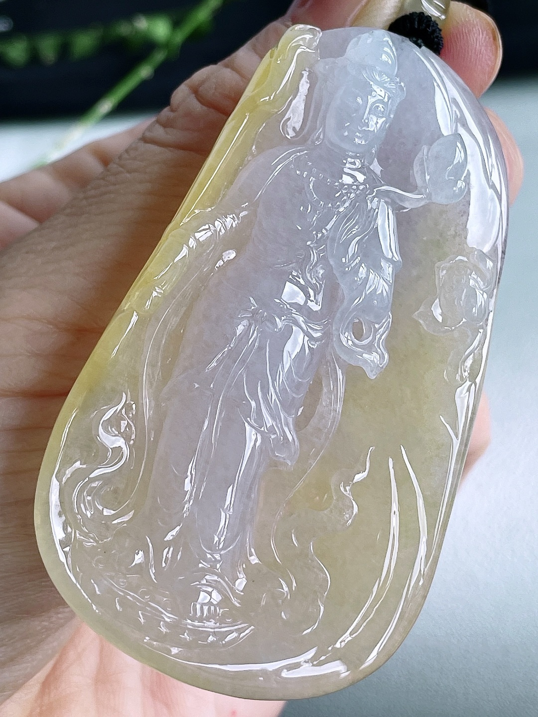 【裸石】高冰飘黄翡大势至菩萨持莲观音吊坠【说明】缅甸 无裂 性比高  【尺寸】72-41.4-11.3【重量】50克