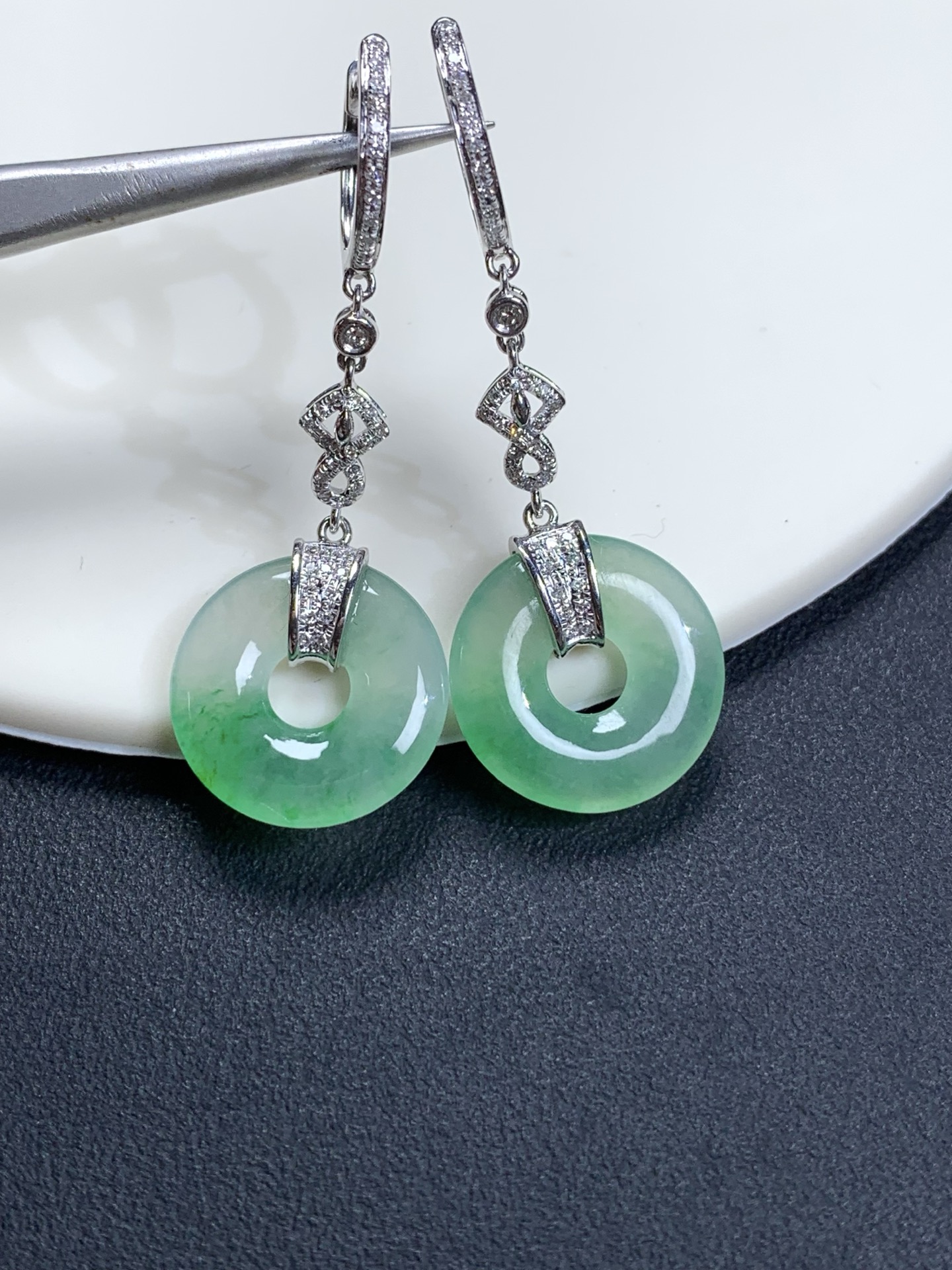 ️18k金镶嵌冰飘阳绿起光甜甜圈耳包40-15.6-3，裸石15.6-3