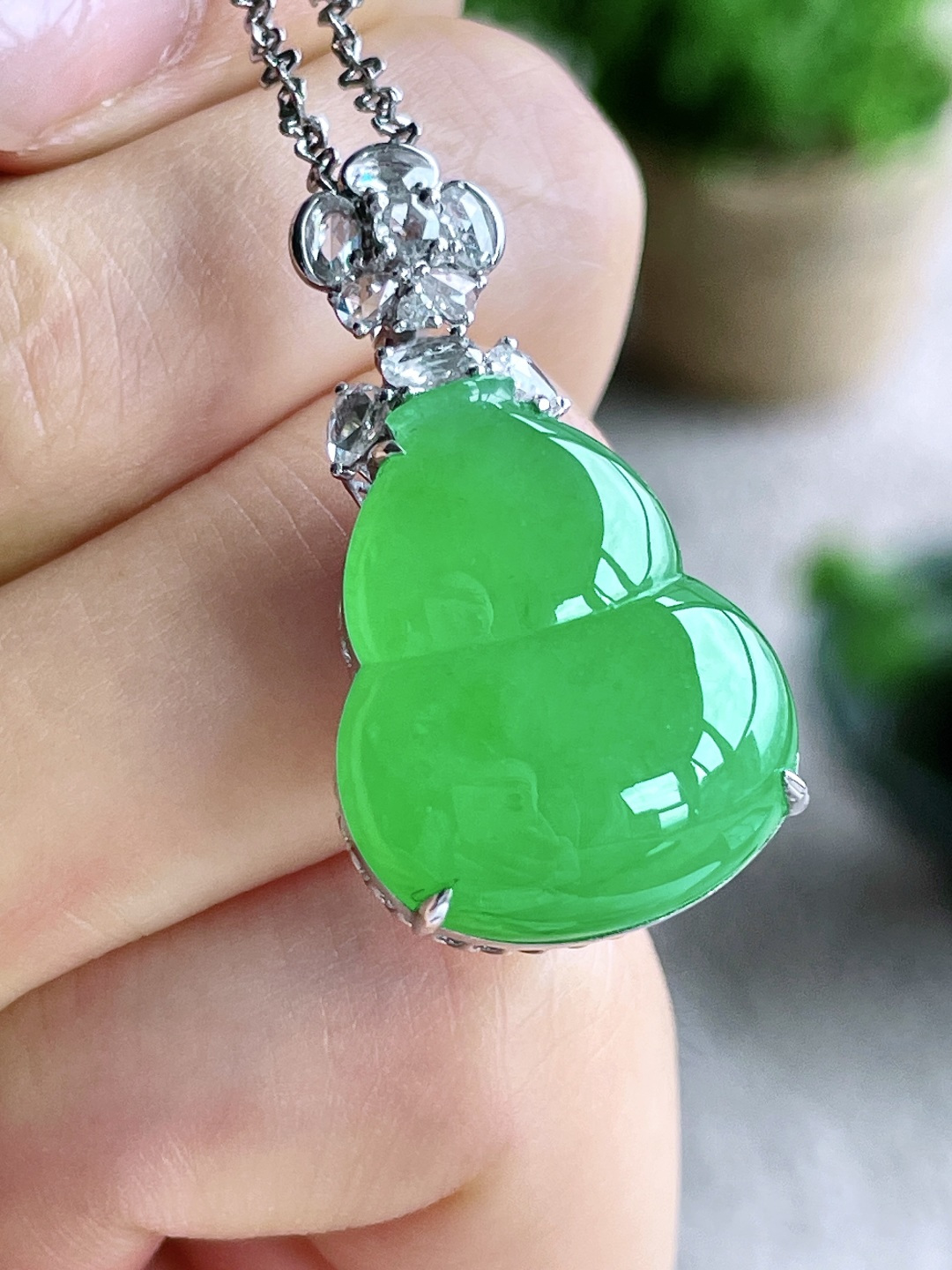 【镶嵌】高冰阳绿葫芦大葫芦吊坠  【说明】缅甸 18k金镶嵌 无裂 性比高  【整体】32.2-17.6-12.2  【裸石】21.2-17.6-5.8  【重量】7.4克