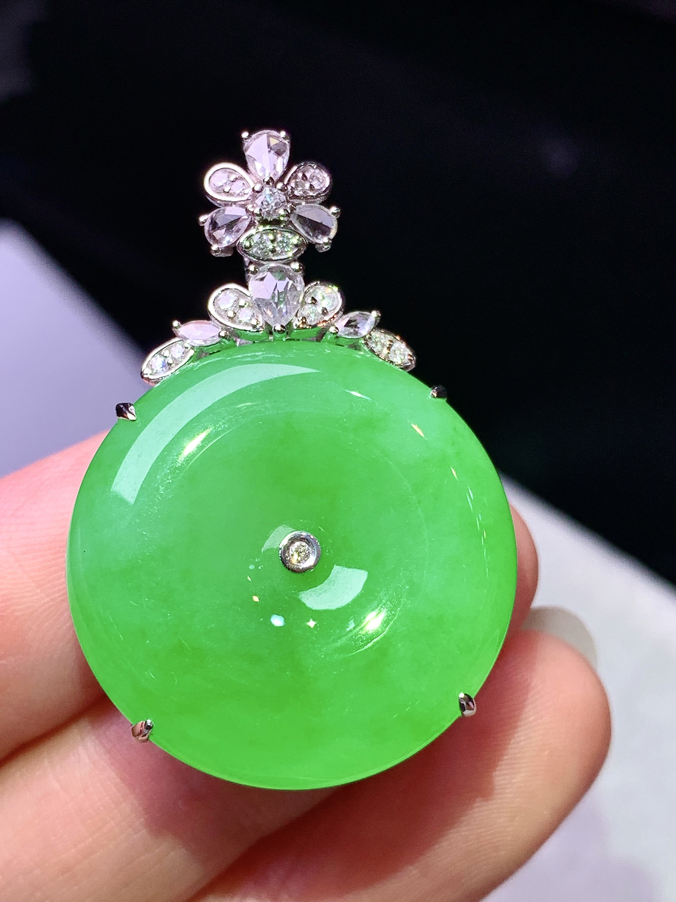 18k金钻镶嵌阳绿平安扣吊坠 玉质细腻 色泽艳丽清新 水润亮眼 整体尺寸35.8*24.2*9.5h2