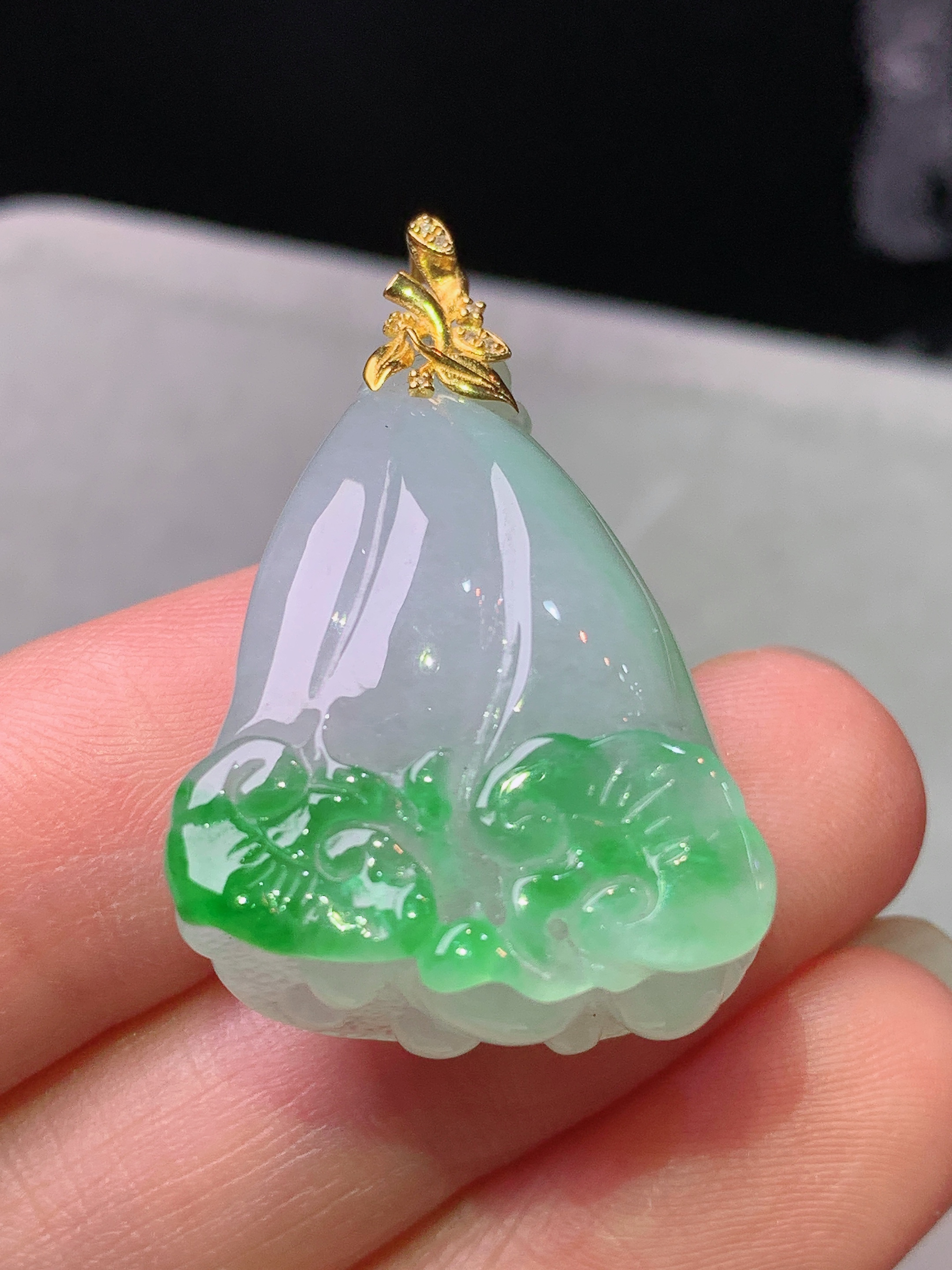 18k金镶嵌冰飘阳绿白菜吊坠 玉质细腻 色泽艳丽清新 水润亮眼 整体尺寸32*21.2*12m1