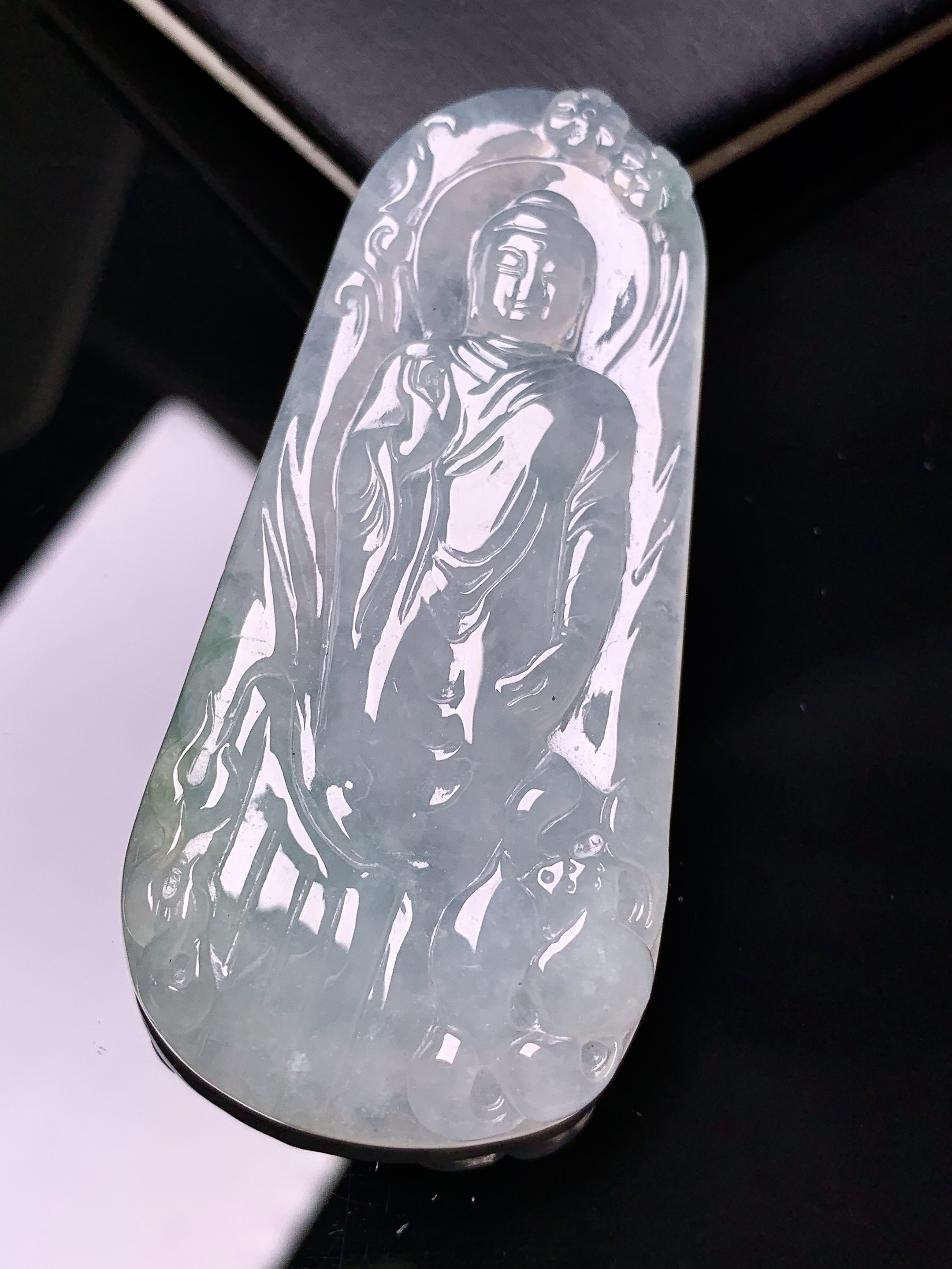 冰种大日如来佛祖吊坠 玉质细腻 色泽艳丽清新 水润亮眼 整体尺寸61.5*28.6*6a2