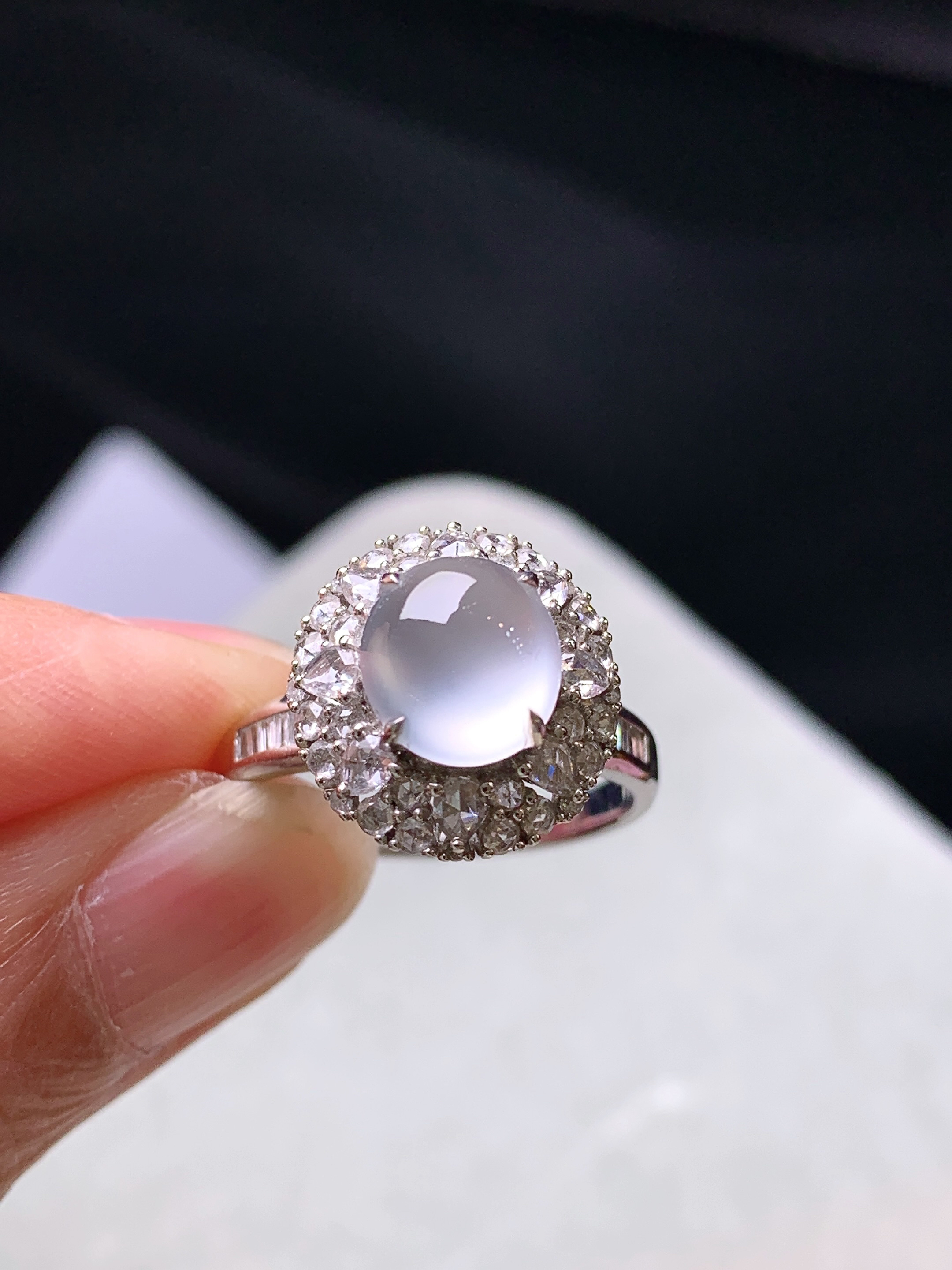 18k金钻镶嵌玻璃种蛋面戒指 玉质细腻 色泽艳丽清新 水润亮眼 圈口14 整体尺寸13.3*12.8*11t1