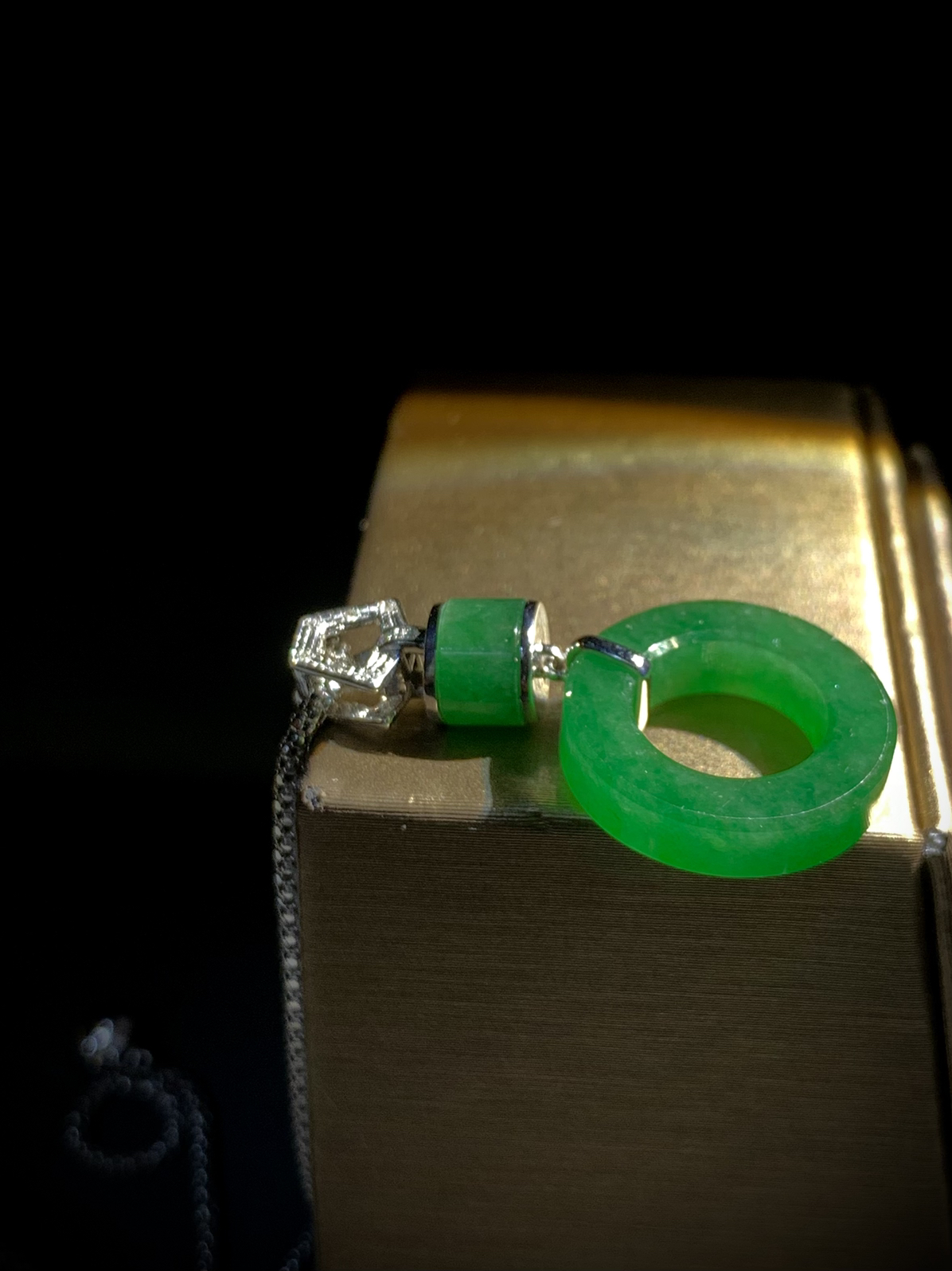 绿扣子平安扣，32.5-16.8-4.2mm，
4.13g，18K金，南非钻，不配链子