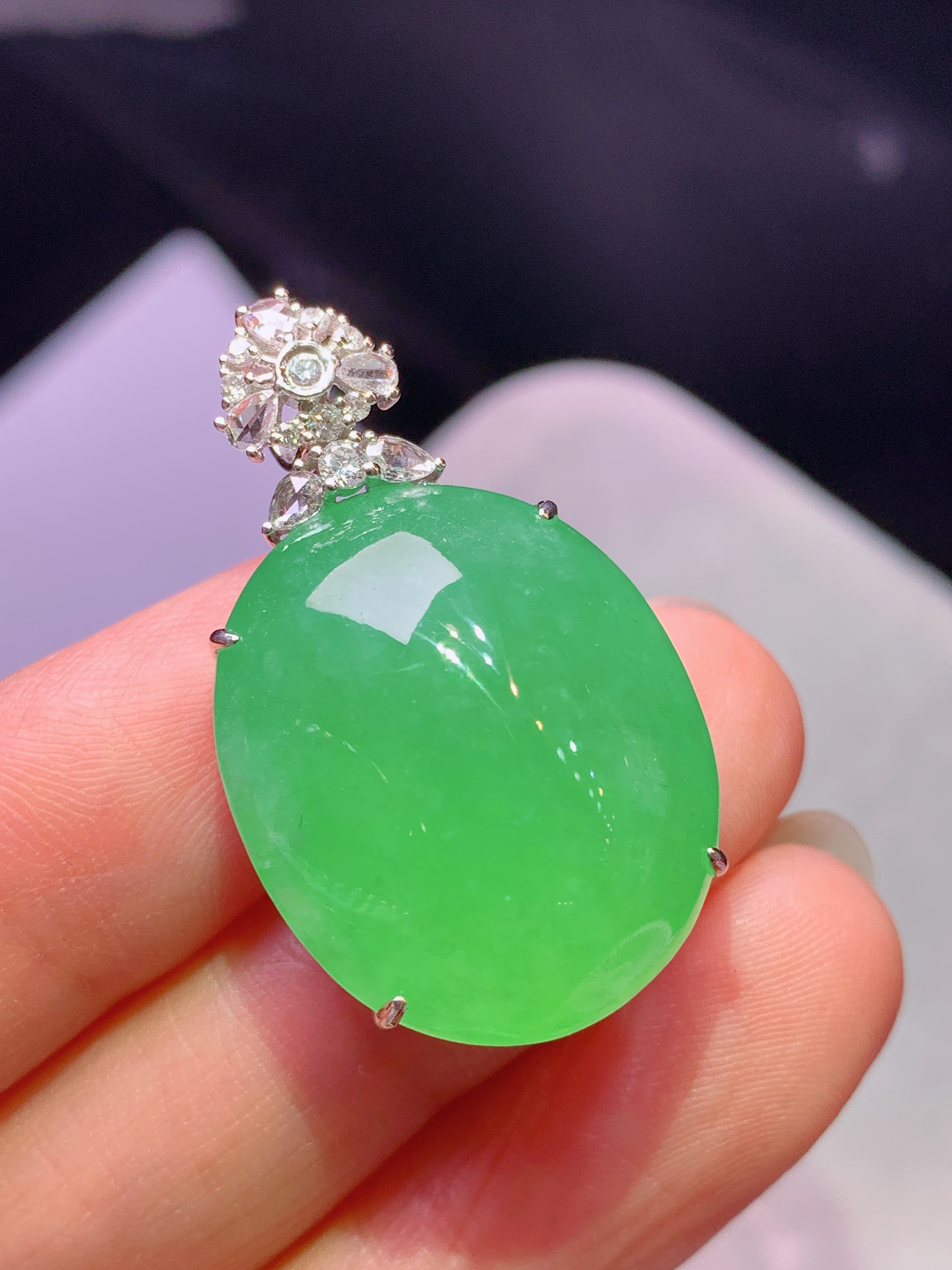 18k金钻镶嵌冰阳绿蛋面吊坠 玉质细腻 色泽艳丽清新 水润亮眼 整体尺寸32.2*19*13.3f1