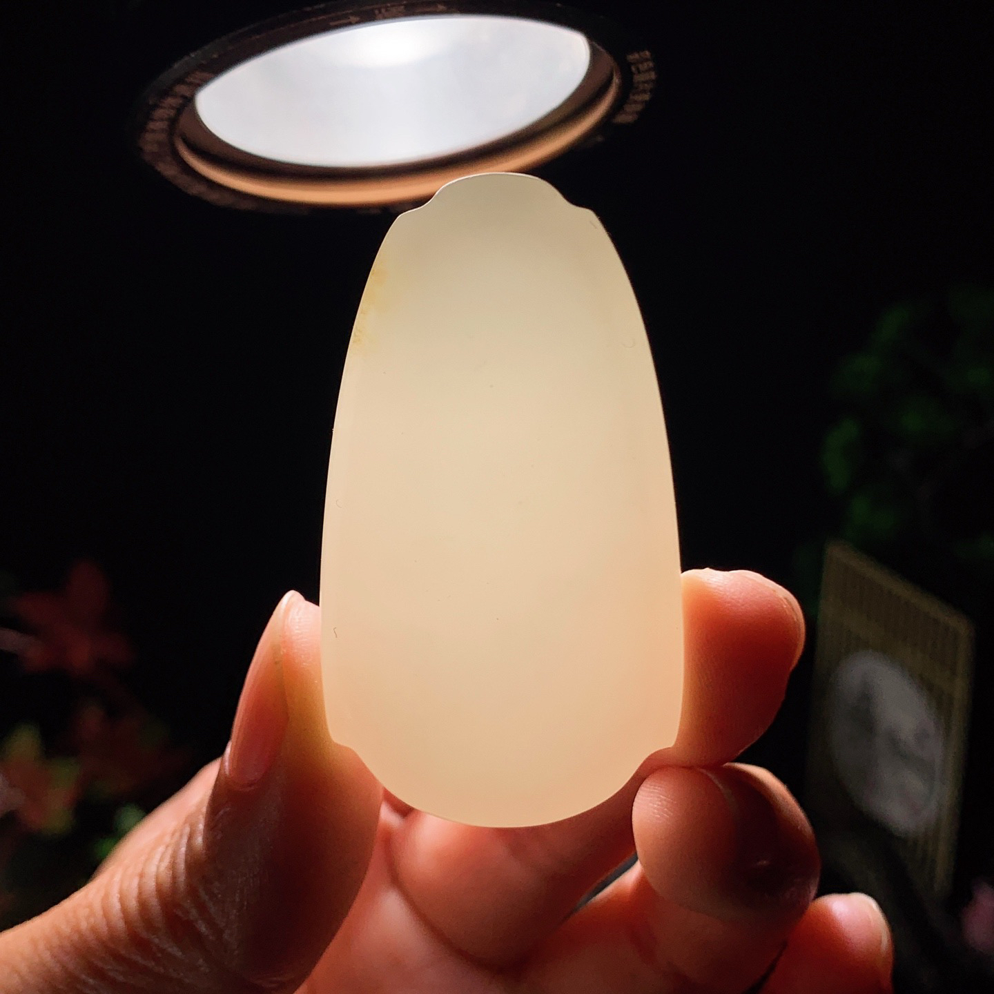 新疆和田玉羊脂白玉平安无事牌挂件。尺寸51/29/11重36.5克 玉质细腻油润 底色纯净 脂粉好，品质好。lt260422