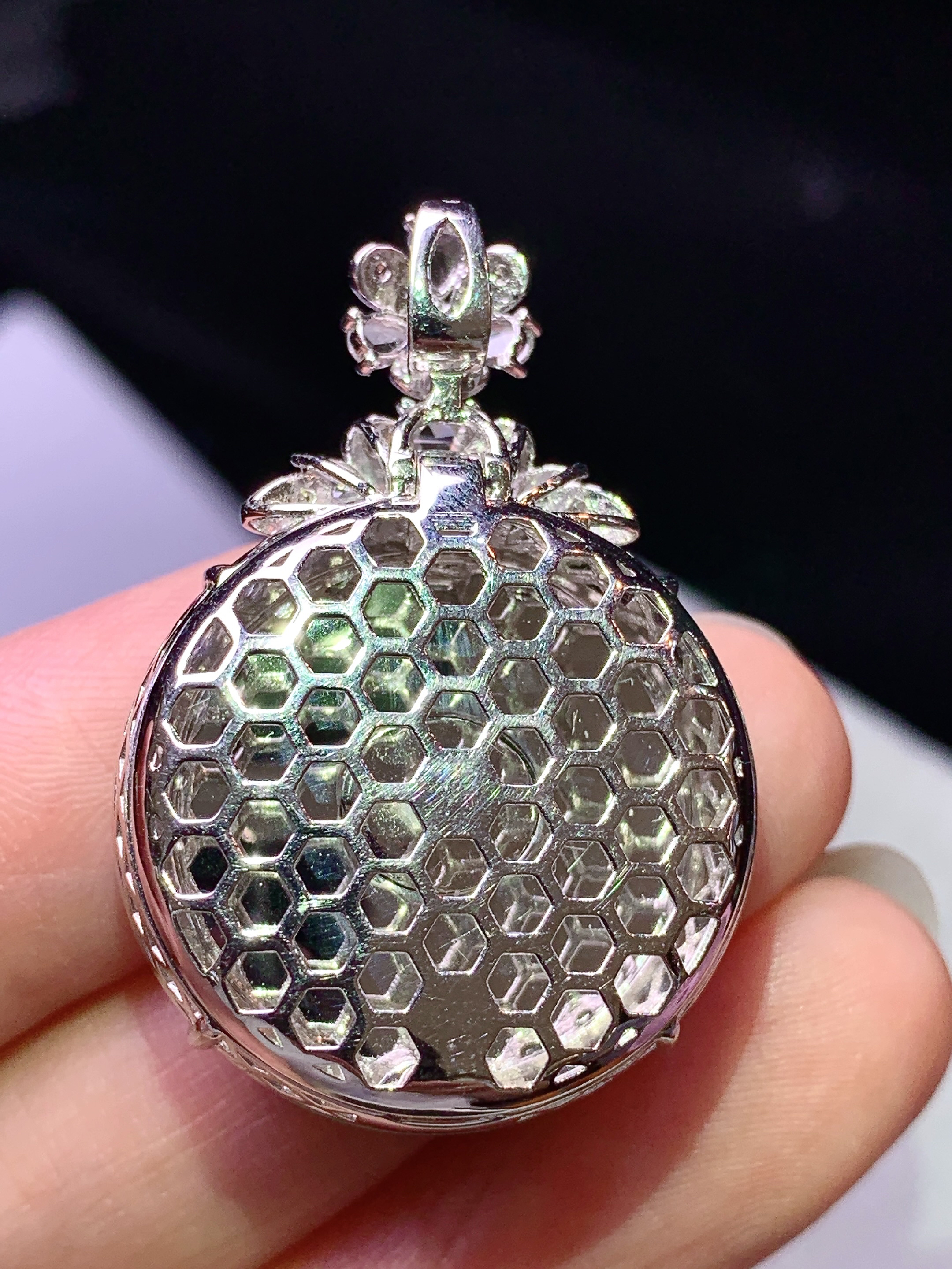 18k金钻镶嵌阳绿平安扣吊坠 玉质细腻 色泽艳丽清新 水润亮眼 整体尺寸35.8*24.2*9.5h2