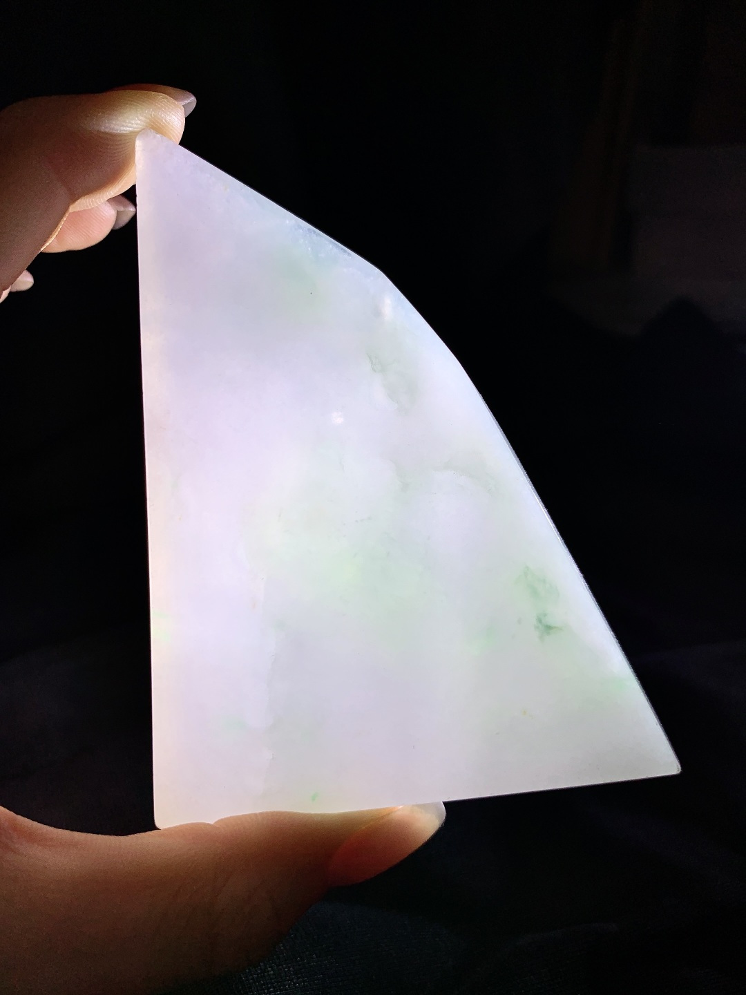 ️冰飘花/牌子料/片料/板料/特色料题材：可做牌子、人物、山水、动物、花件……等推荐参考尺寸：92.8-69.3-7.3重量：95.3克材料优选•紫雾凝烟浮翠影，冰魂透骨蕴春光。•此料为冰飘花春带彩片料，紫韵交融春绿，冰润通透如晨雾凝霜，取“紫气东来，春和景明”之意境。大料整取，形制规整，留白充足，既宜简约素牌彰显清雅，亦可雕琢山水人物绘就诗意，适配多元创作，是藏家与匠心创作的优质之选。