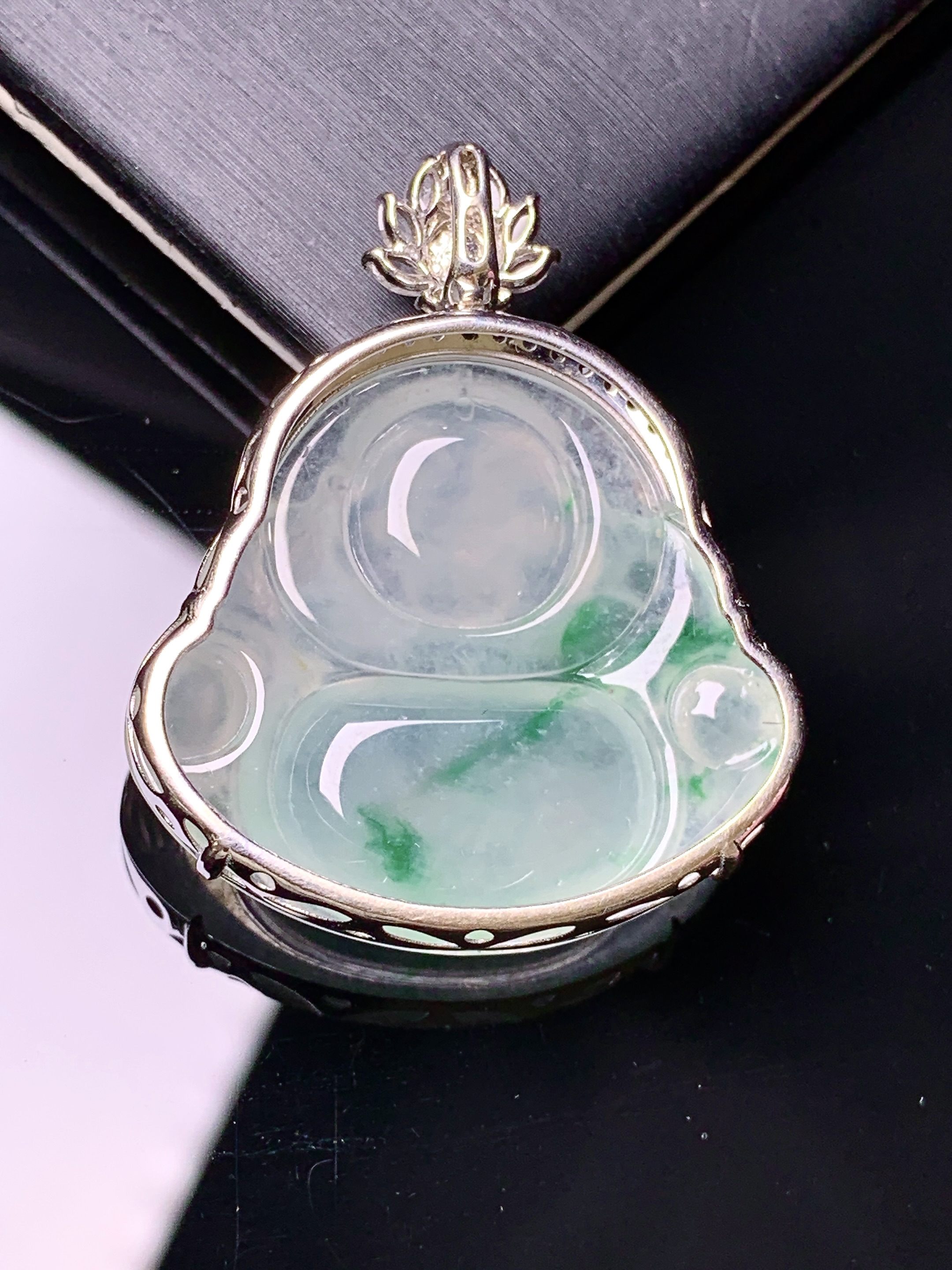 18k金钻镶嵌冰飘绿佛公吊坠 玉质细腻 色泽艳丽清新 水润亮眼 整体尺寸36*29*8.5a2