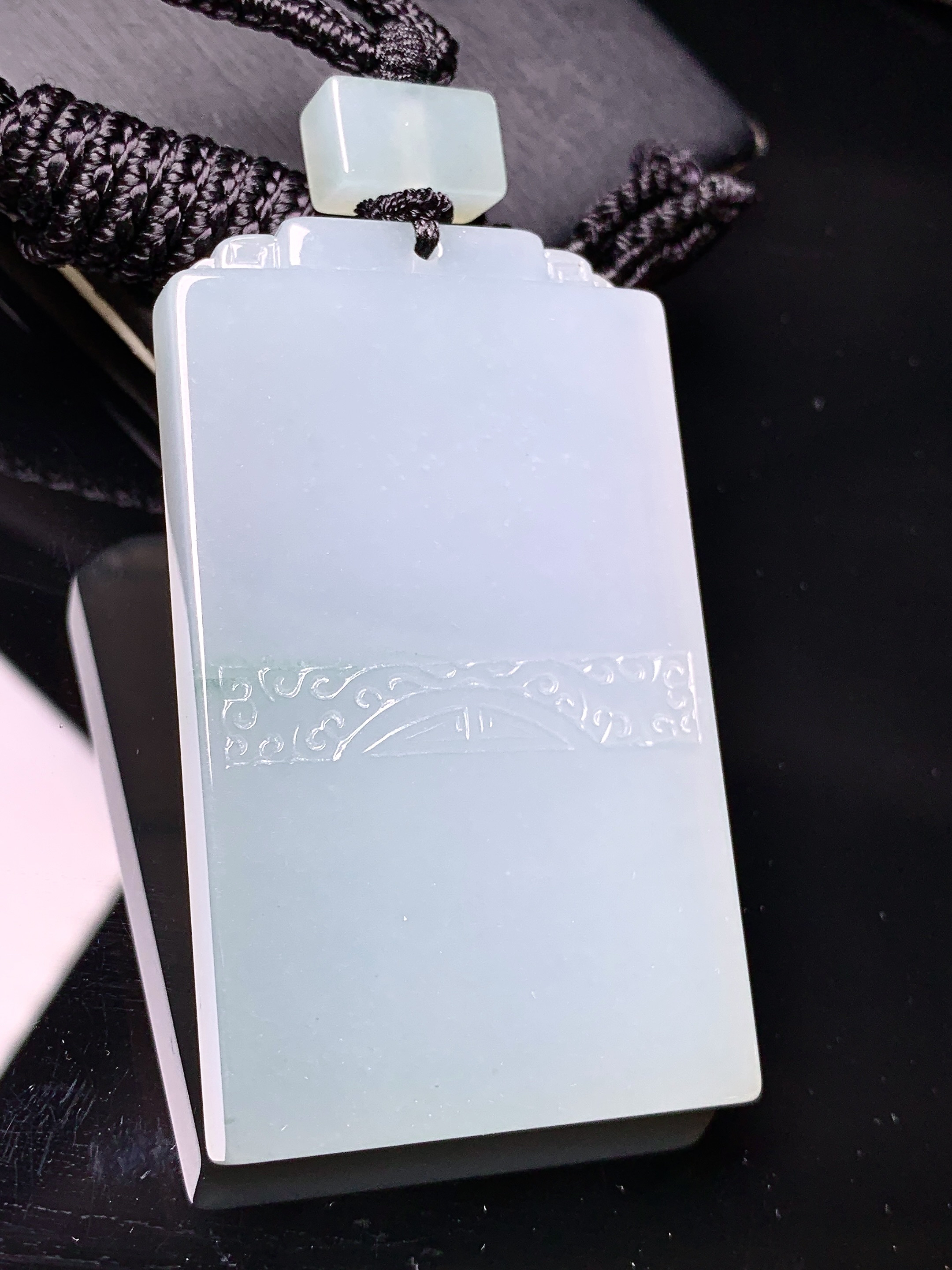 无事牌吊坠 玉质细腻 色泽艳丽清新 水润亮眼 整体尺寸58.3*34.3*6L1