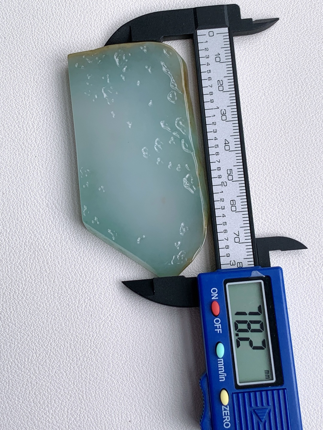 【材料】🫧冰种/牌子料/片料/板料/特色料【题材】可做牌子、人物、山水、动物、花件……等推荐参考【尺寸】78.2-37.8-7.3【重量】63.1克材料优选浅烟凝玉铺清润，柔色含光蕴静灵这块冰润浅春底带黄翡翡翠片料质地细腻冰透，水头清亮莹润，似薄雾漫裹的柔润月光，边角暖黄俏色自然晕染，零星翠色轻缀其间，玉面肌理温润细腻、胶感十足，经精工俏雕后，可化作山水意境牌、禅意悟道、平安无事素牌等雅致佳作，浅柔底色象征心境安然、顺遂宁和，俏色黄翡寓意招财纳福、贵气相随自带清逸悠远的静谧氛围感，佩戴可衬温润雅致气质，更护佑一生安稳无忧、福运绵长、前程清宁坦荡。