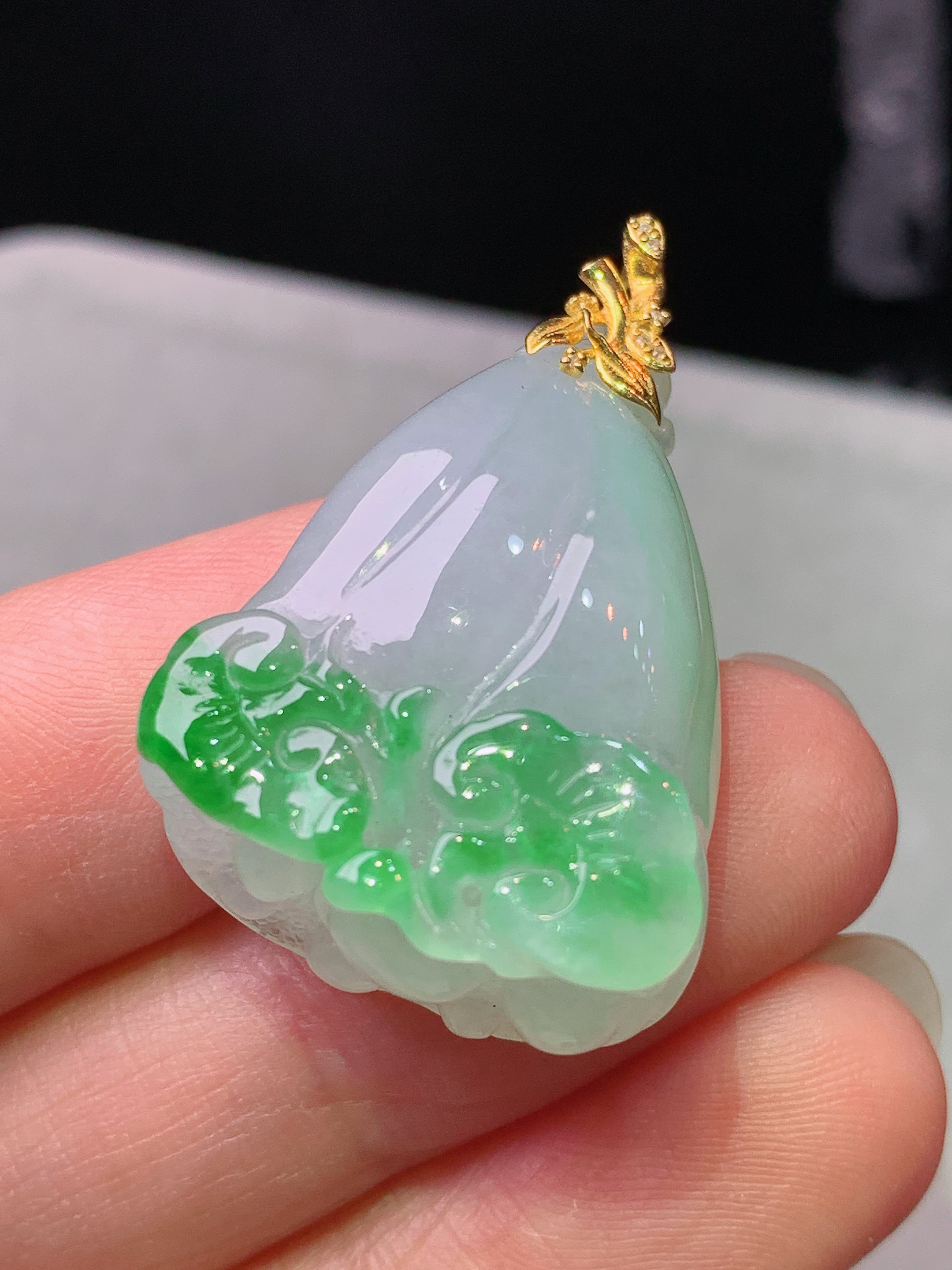 18k金镶嵌冰飘阳绿白菜吊坠 玉质细腻 色泽艳丽清新 水润亮眼 整体尺寸32*21.2*12m1