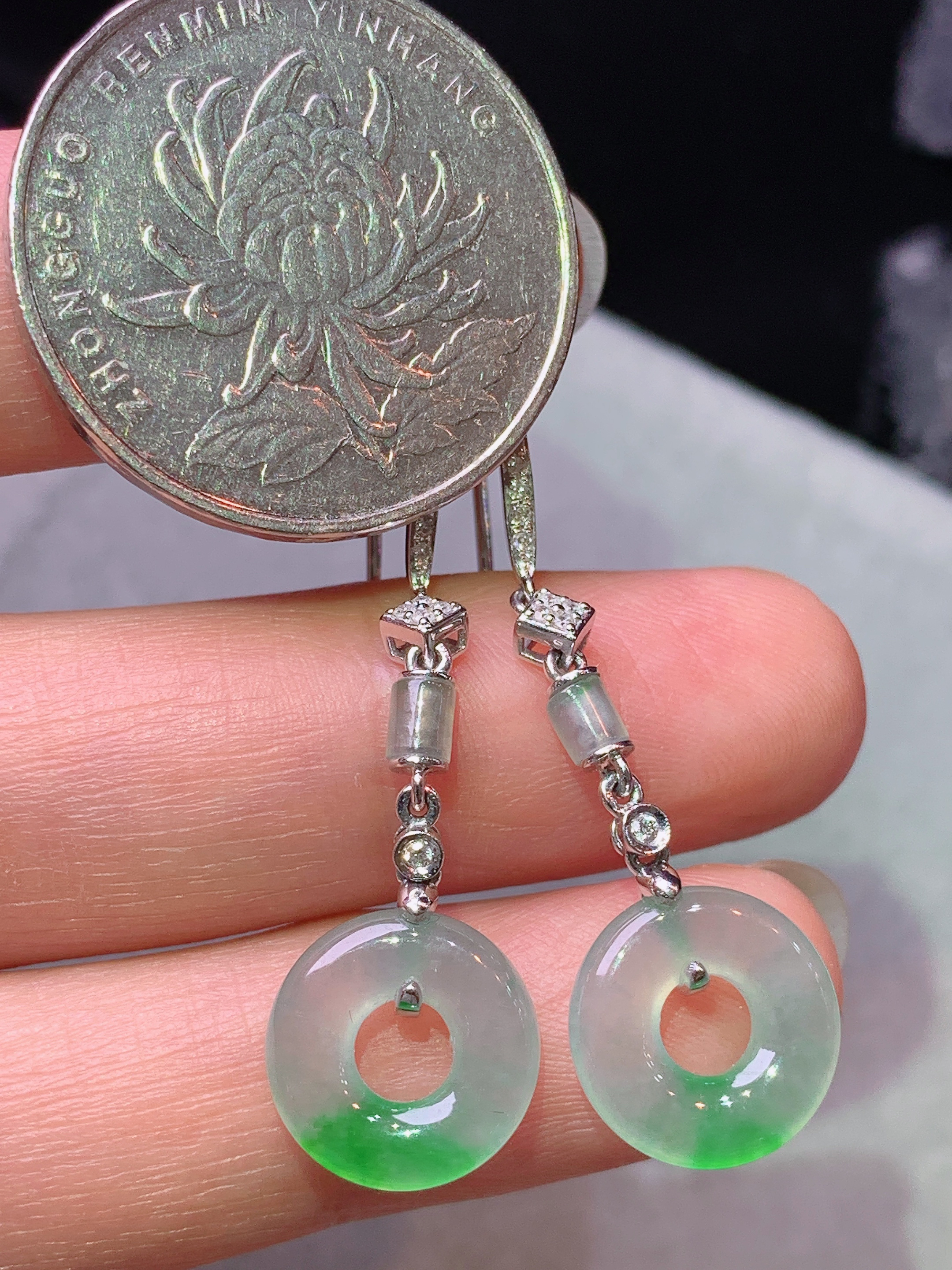 18k金钻镶嵌冰种飘绿平安环耳坠 玉质细腻 色泽艳丽清新 水润亮眼 整体尺寸37.8*11.5*3f1