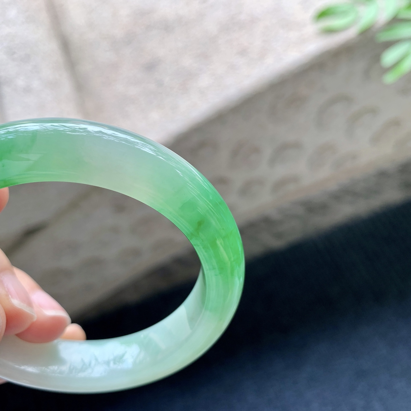 正圈52 53 圈口53.8/12/9.1 编码A1051069 细糯飘阳绿，水润，种老，细腻，打灯有絮线