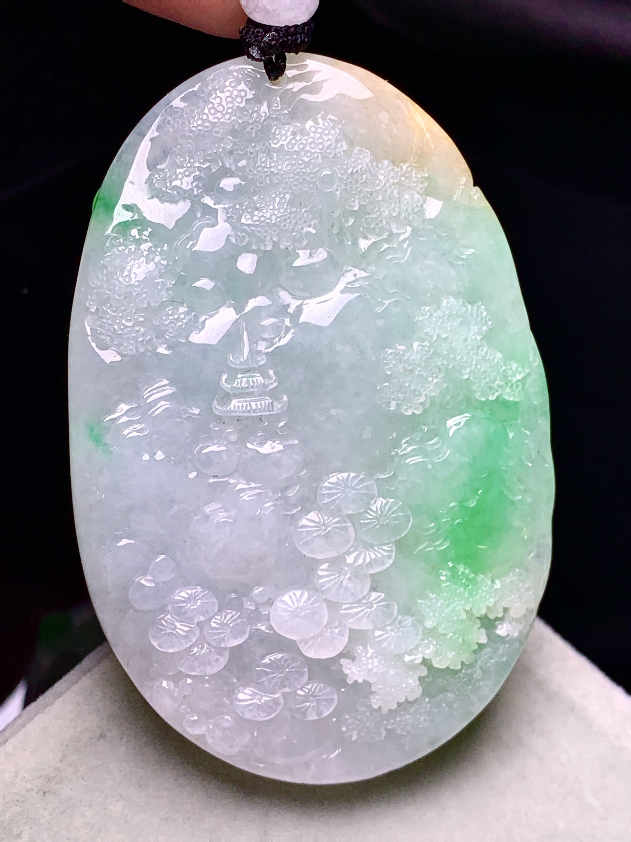 飘黄绿翡山水财神吊坠 玉质细腻 色泽艳丽清新 水润亮眼 整体尺寸66.2*44.7*12w1