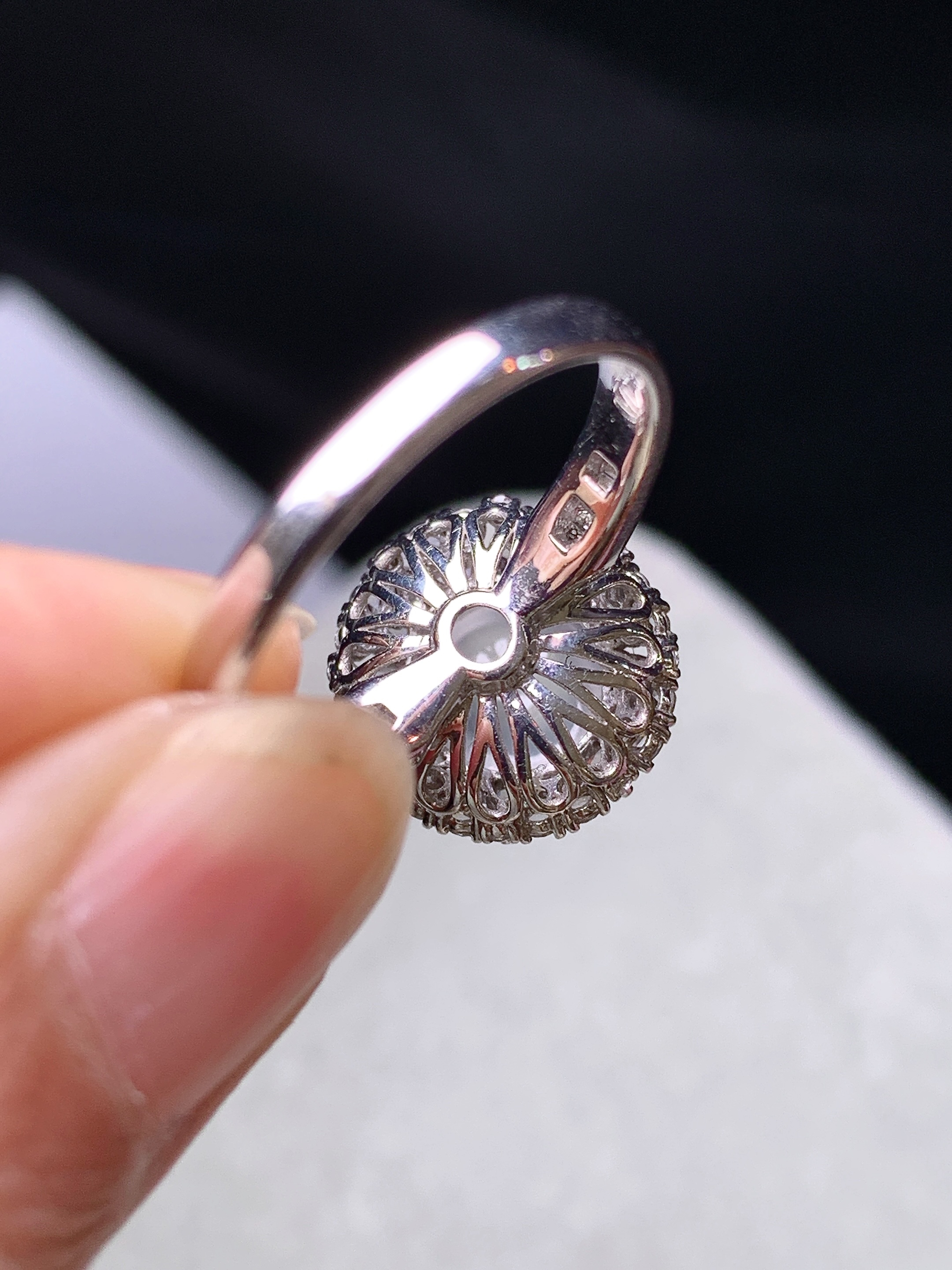 18k金钻镶嵌玻璃种蛋面戒指 玉质细腻 色泽艳丽清新 水润亮眼 圈口14 整体尺寸13.3*12.8*11t1