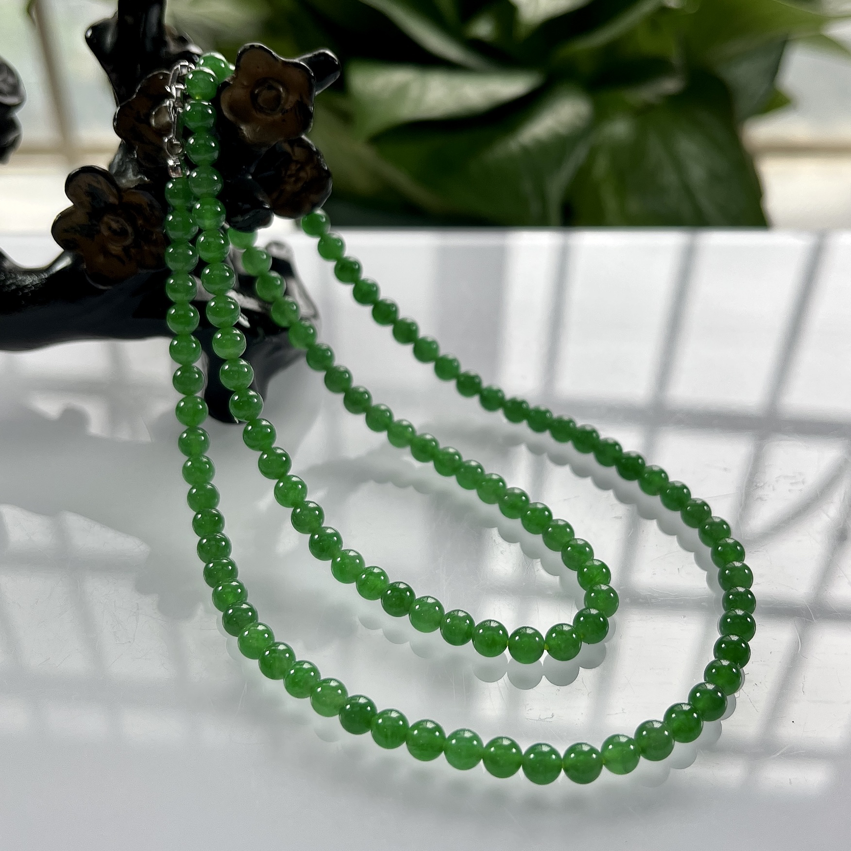 收藏传承级别，缅甸天然翡翠A货，卡4.6高冰起胶满绿冰阳绿圆珠项链手链，尺寸：4.6mm/112颗，长度530mm，重量：19.41g，18K金扣头镶嵌。