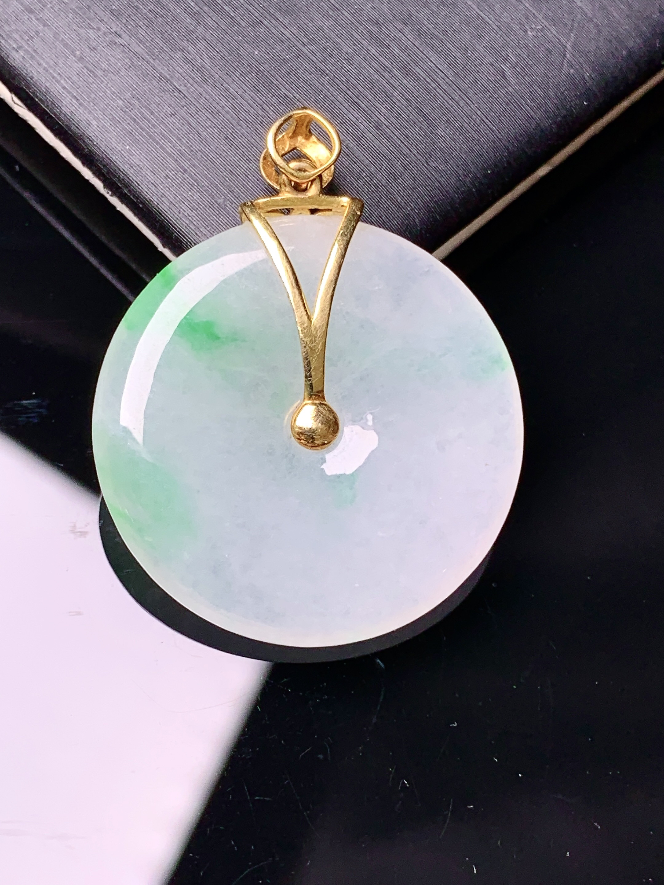 18k金镶嵌飘绿平安扣吊坠 玉质细腻 色泽艳丽清新 水润亮眼 整体尺寸31.6*25.2*4L4