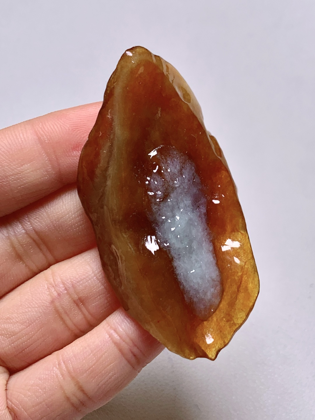 ️冰黄翡/牌子料/片料/板料/特色料题材】可做牌子、人物、山水、动物、花件……等推荐参考【尺寸】65-31.8-10.4【重量】31.3克材料优选•熔金凝玉映初心，暖韵流光自入魂。•如落日熔金凝于玉上，暖调的黄翡似被秋阳浸透，带着蜜蜡般的柔光，又有冰底的清透藏于其中。天然随形的轮廓里，裹着岁月沉淀的温润，观之如沐暖阳，心也跟着变得柔软安稳。