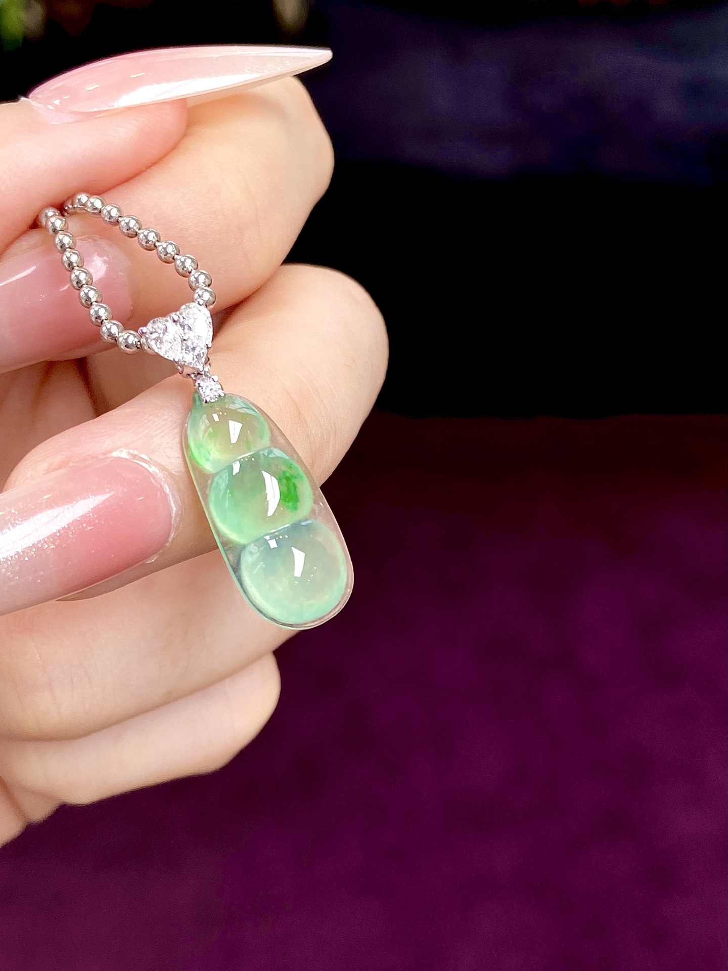 ️高冰种飘绿福豆吊坠，水灵灵的，飘着丝丝仙绿，一眼万年的心动，越简单越：27.8，裸石：20.7-9.6-4.6mm，无裂。