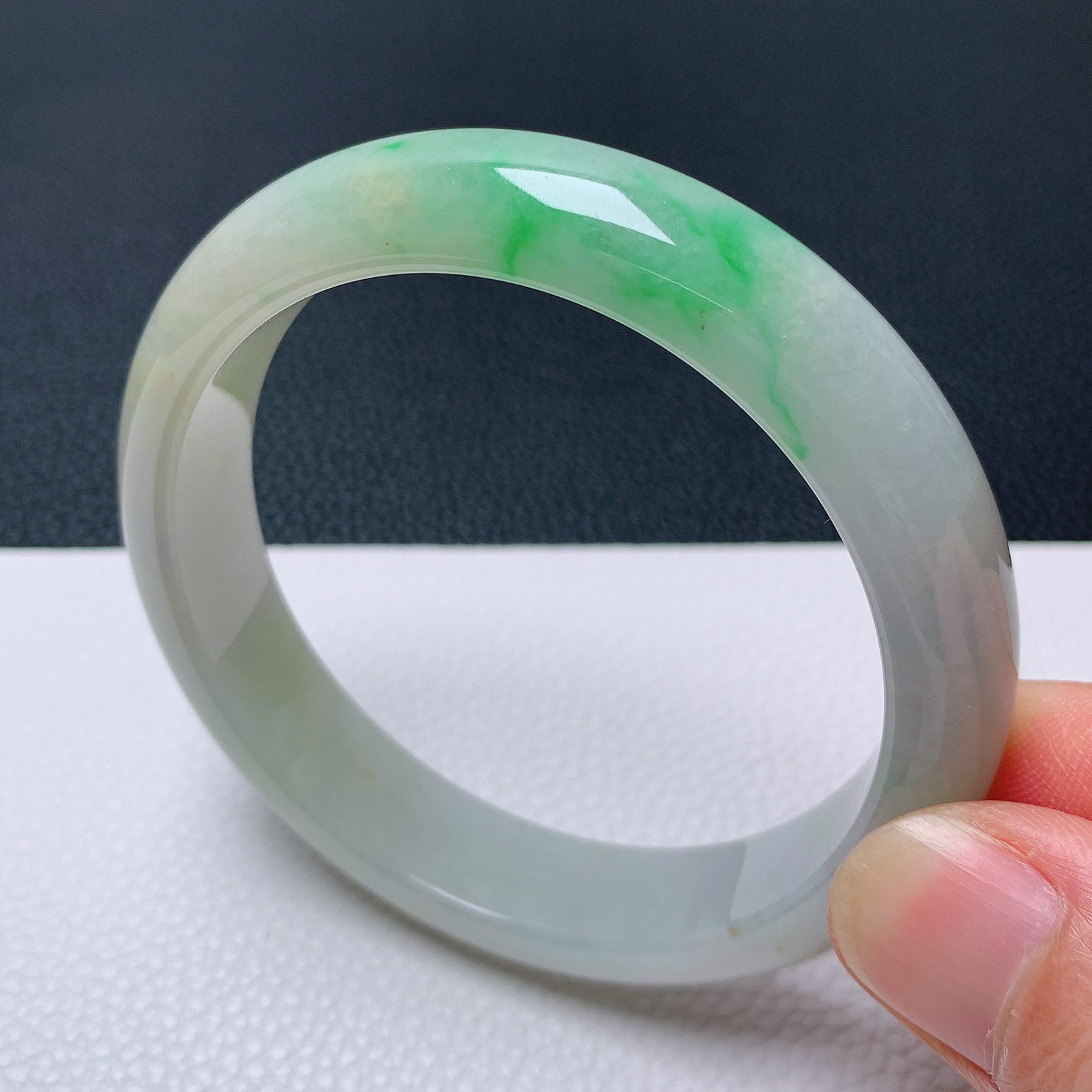 天然翡翠圈口58-59老坑黄加绿手镯 玉质细腻 种水好 尺寸：58.9-12.9-8mm  M88