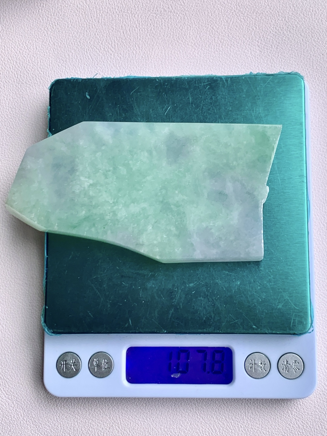 ️冰飘花/牌子料/片料/板料/特色料题材可做牌子、人物、山水、动物、花件……等推荐参考99.4-52.8-7.2107.8克材料优选厚装片料藏千意，一琢一成皆入禅。此料为冰春彩飘花大料胚，紫韵温婉，绿意灵动，冰质澄澈如月下流泉。厚装大料形制舒展，留白丰沛，既宜雕琢大件山水、人物摆件，呈恢弘意境；亦可拆分制牌，藏方寸雅趣。是集颜值与潜力于一身的匠心之选，承载“春满乾坤，紫气东来”的美好期许。