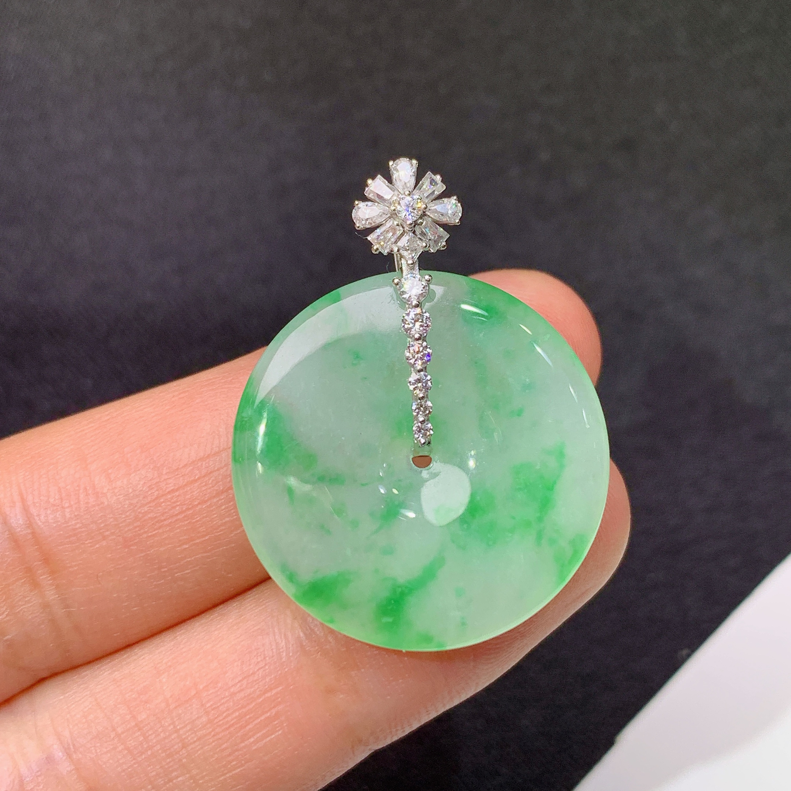 冰飘绿平安扣吊坠，18k金镶嵌，冰润细腻，色艳，种水足，Sk 尺寸31.3*24.1*3.8