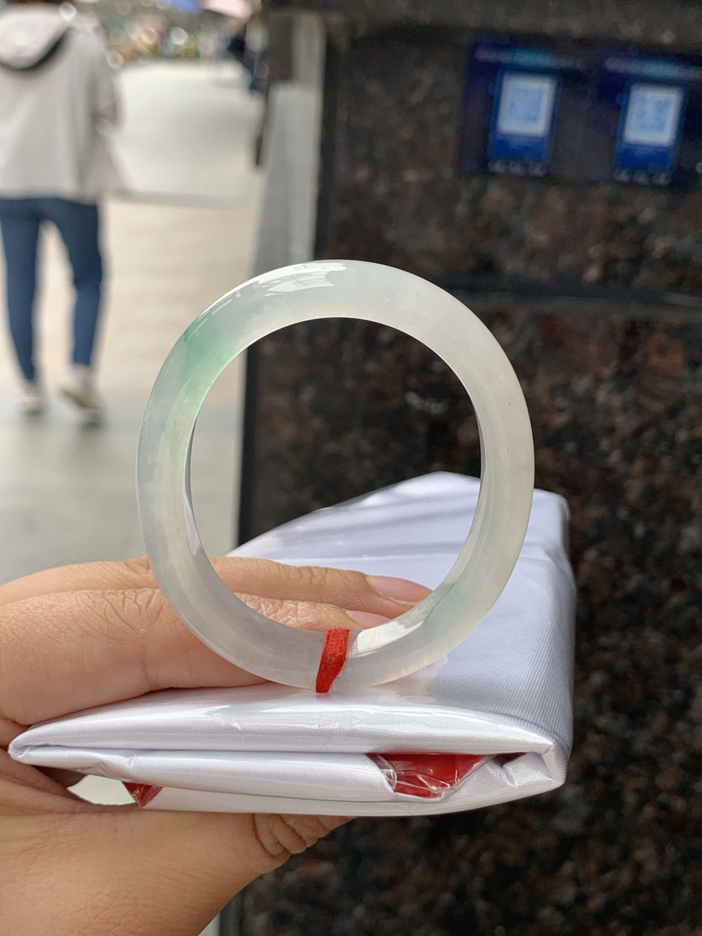 冰飘绿贵妃51.3-43-8.8-7.60422-H732打灯棉线+纹裂，不扣，底妆冰润，一丝阳绿花点缀，简约却充满灵气，清新如芽，宛若自然的画卷凝结于腕间，静中带动，韵味悠长。