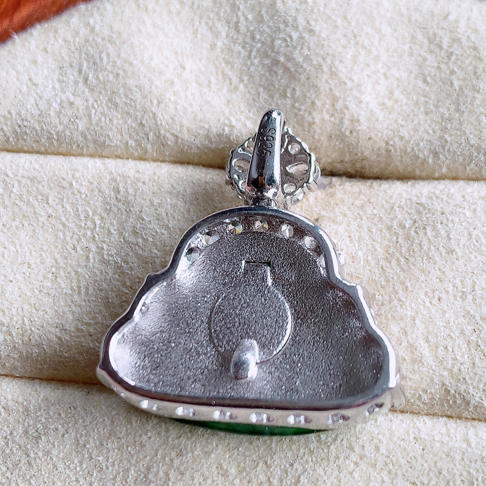 冰润精雕925银佛公吊坠，法相端庄大气，工艺精湛，种色浓郁，细腻饱满冰润，种老水足，收藏佳品，佩戴大气  W   502-422尺寸：15.3-21.6-7.8mm裸石尺寸：14.5-18.2mm