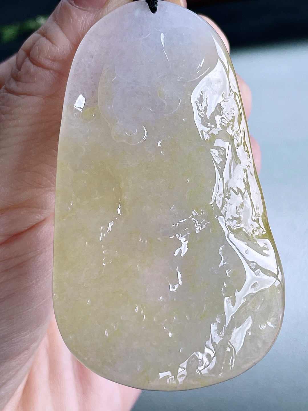 【裸石】高冰飘黄翡大势至菩萨持莲观音吊坠【说明】缅甸 无裂 性比高  【尺寸】72-41.4-11.3【重量】50克