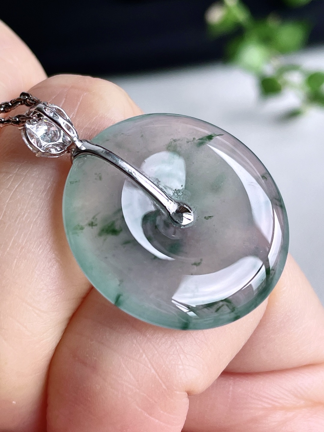 【镶嵌】冰飘花平安扣吊坠  【说明】缅甸 18k金镶嵌 无裂 性比高  【整体】30  【裸石】23.4-4.2  【重量】5.2克