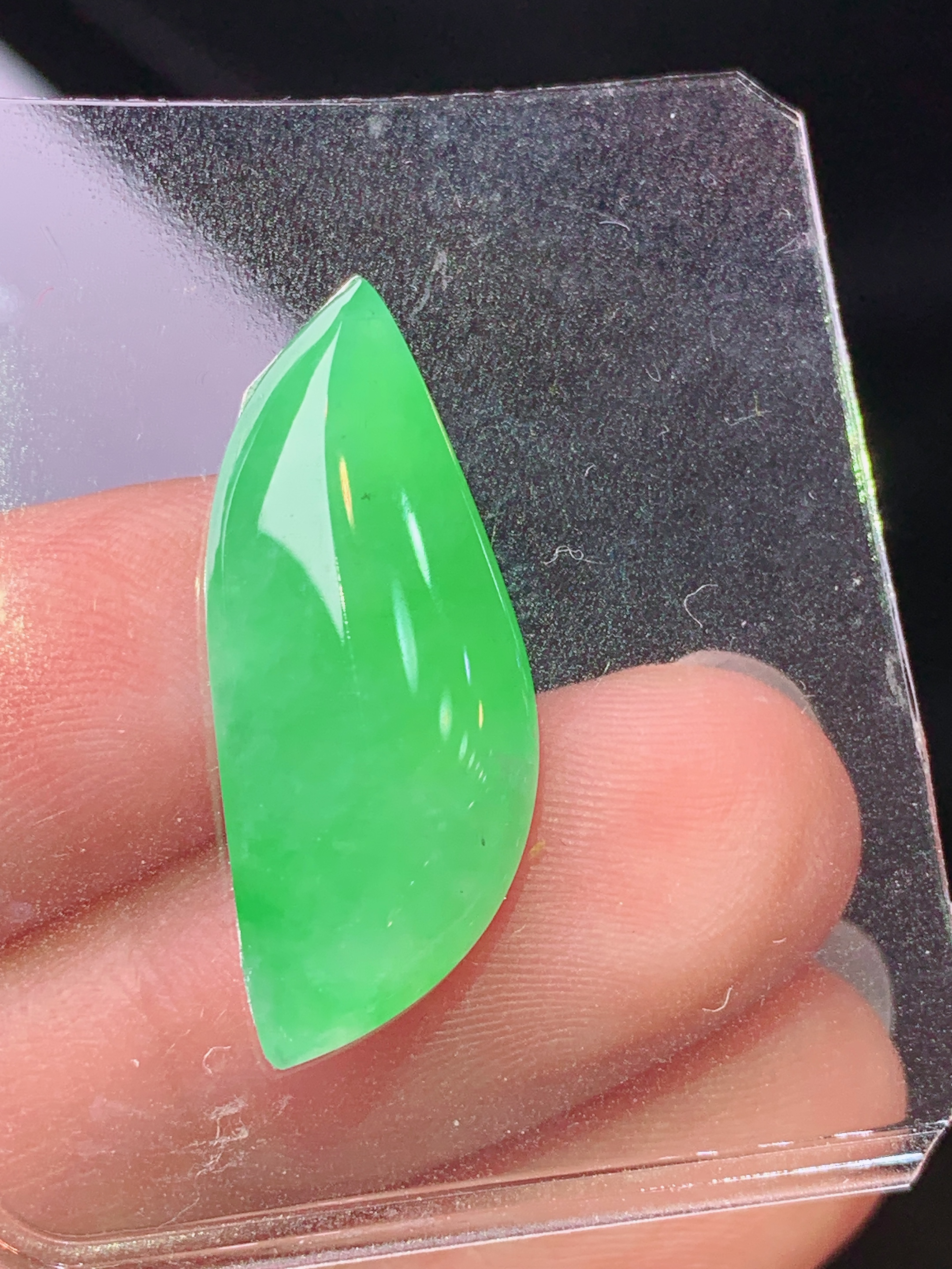 镶嵌款 冰阳绿随形吊坠 玉质细腻 色泽艳丽清新 水润亮眼 整体尺寸26*10.5*5L2