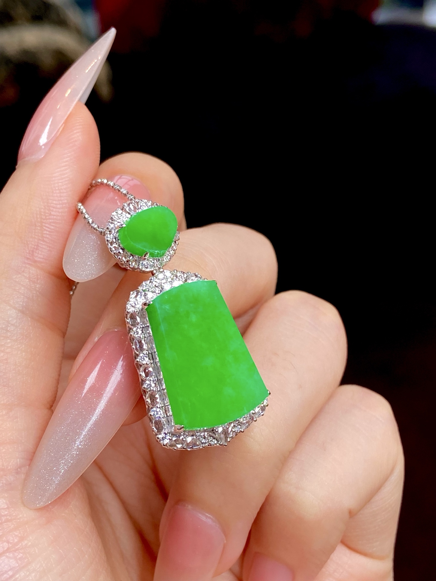 ️冰种阳绿无事牌吊坠，这一抹绿真的很难不被注意到，素面不雕的感，日常戴很难低调：36-17.7-10.8，裸石：19.2-13.3-3mm。