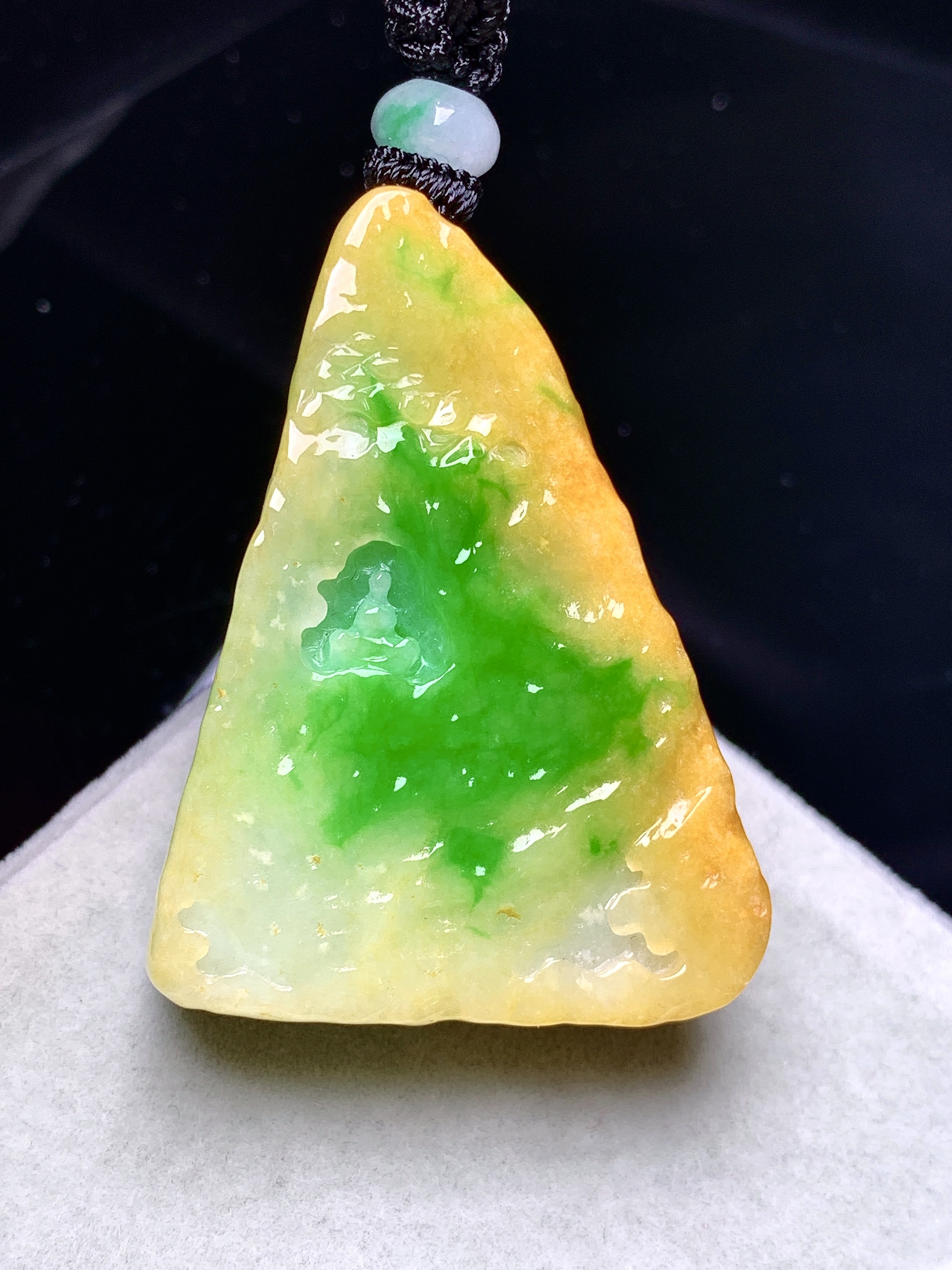 黄绿翡悟道吊坠 玉质细腻 色泽艳丽清新 水润亮眼 整体尺寸44.8*31.5*12.6w1