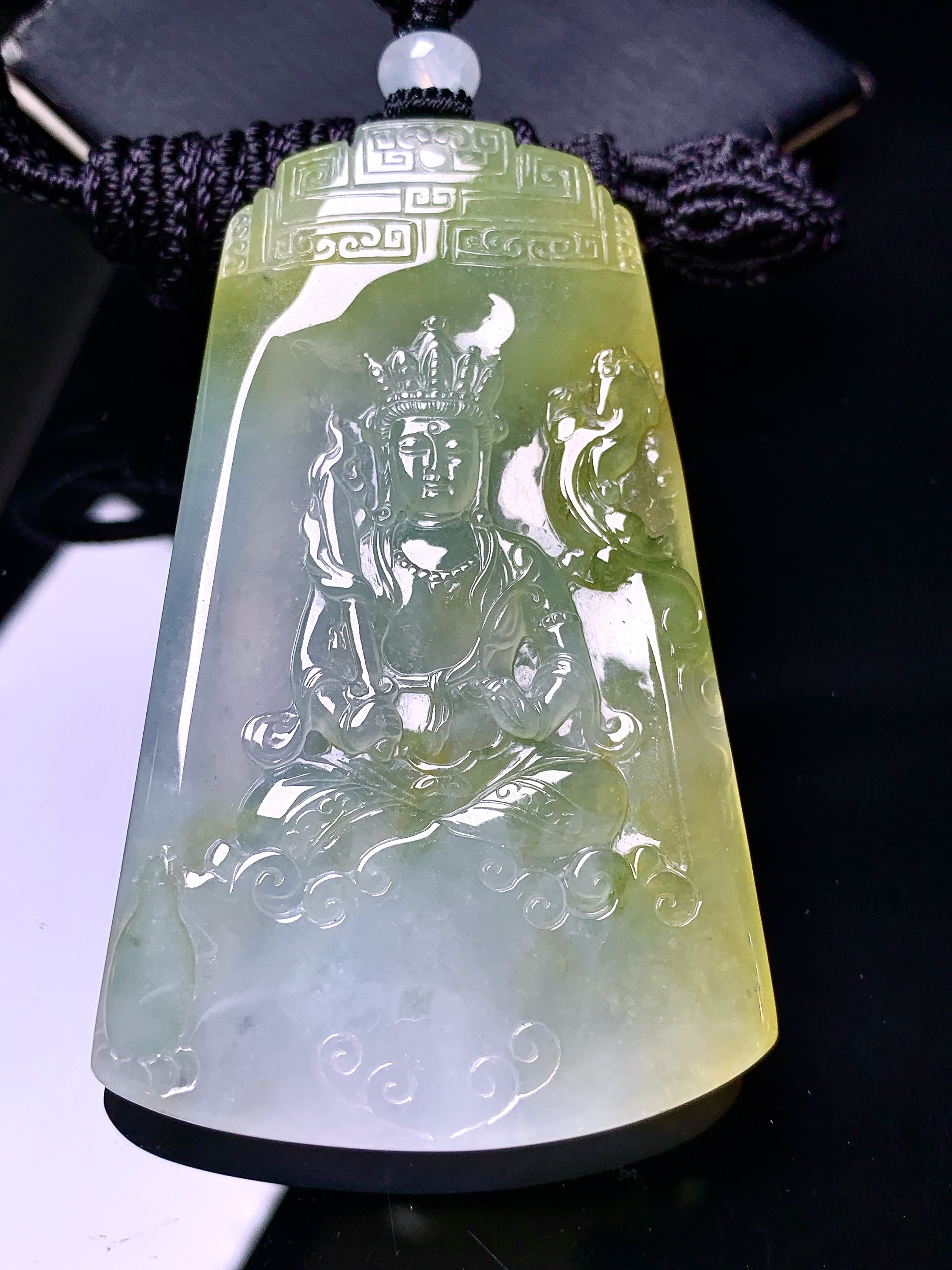 冰飘黄翡大势至观音菩萨吊坠 玉质细腻 色泽艳丽清新 水润亮眼 整体尺寸67.8*41*5.8L1