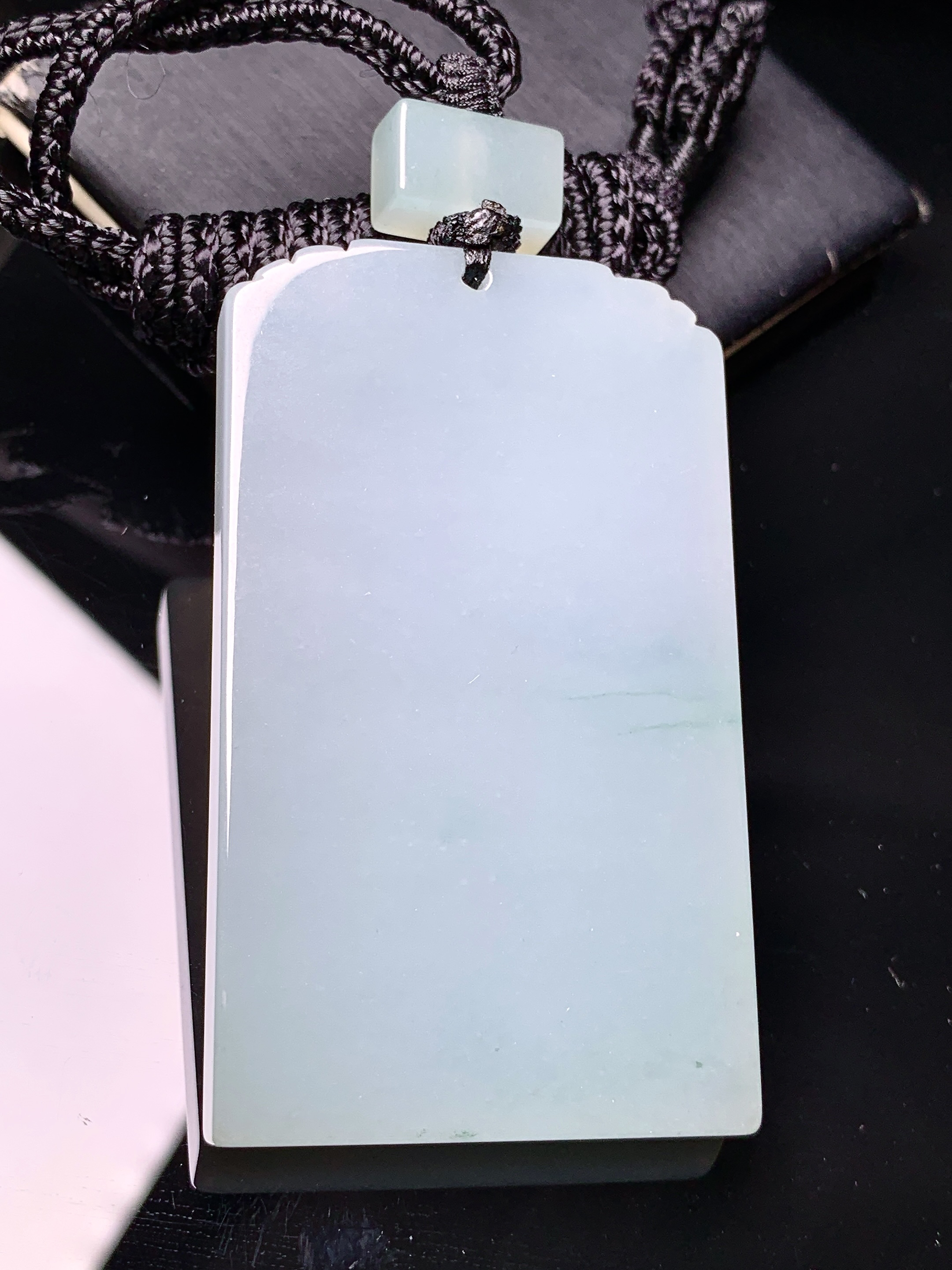 无事牌吊坠 玉质细腻 色泽艳丽清新 水润亮眼 整体尺寸58.3*34.3*6L1