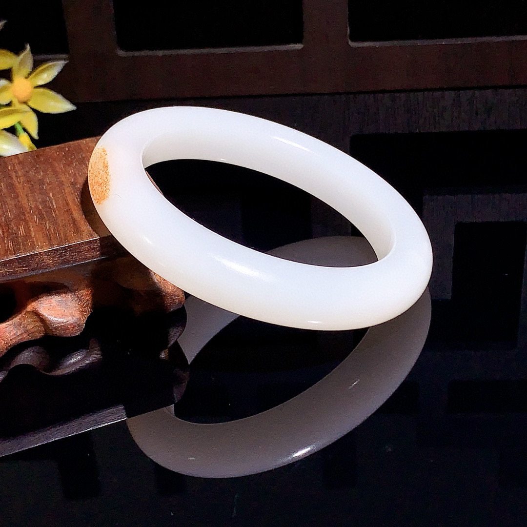 和田玉59圈羊脂白手镯！枣红皮手镯，圈口59宽12.6厚10.1重69.1克，玉质细腻油润 底色纯净