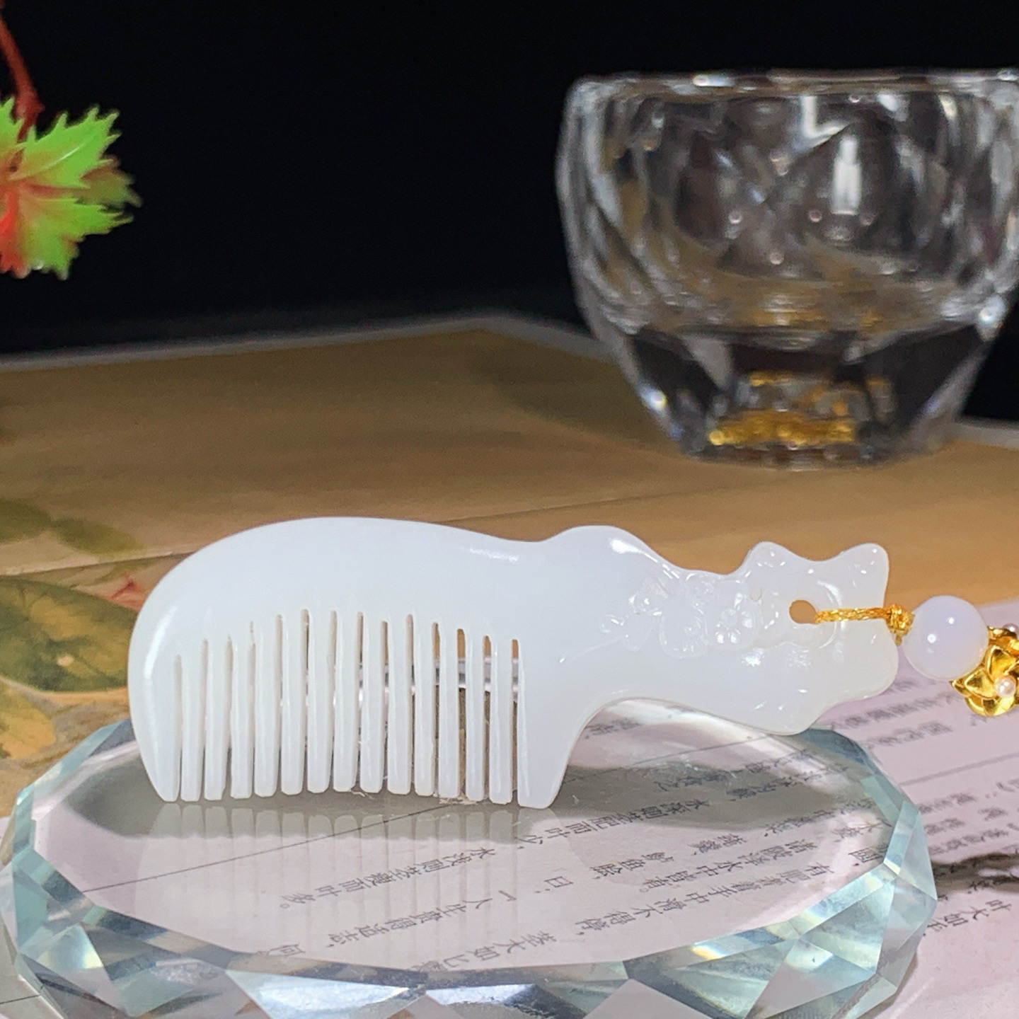 新疆和田玉白玉梳子挂件。尺寸55/20/7重14克 玉质细腻油润 底色纯净 脂粉好，品质好。lt260422