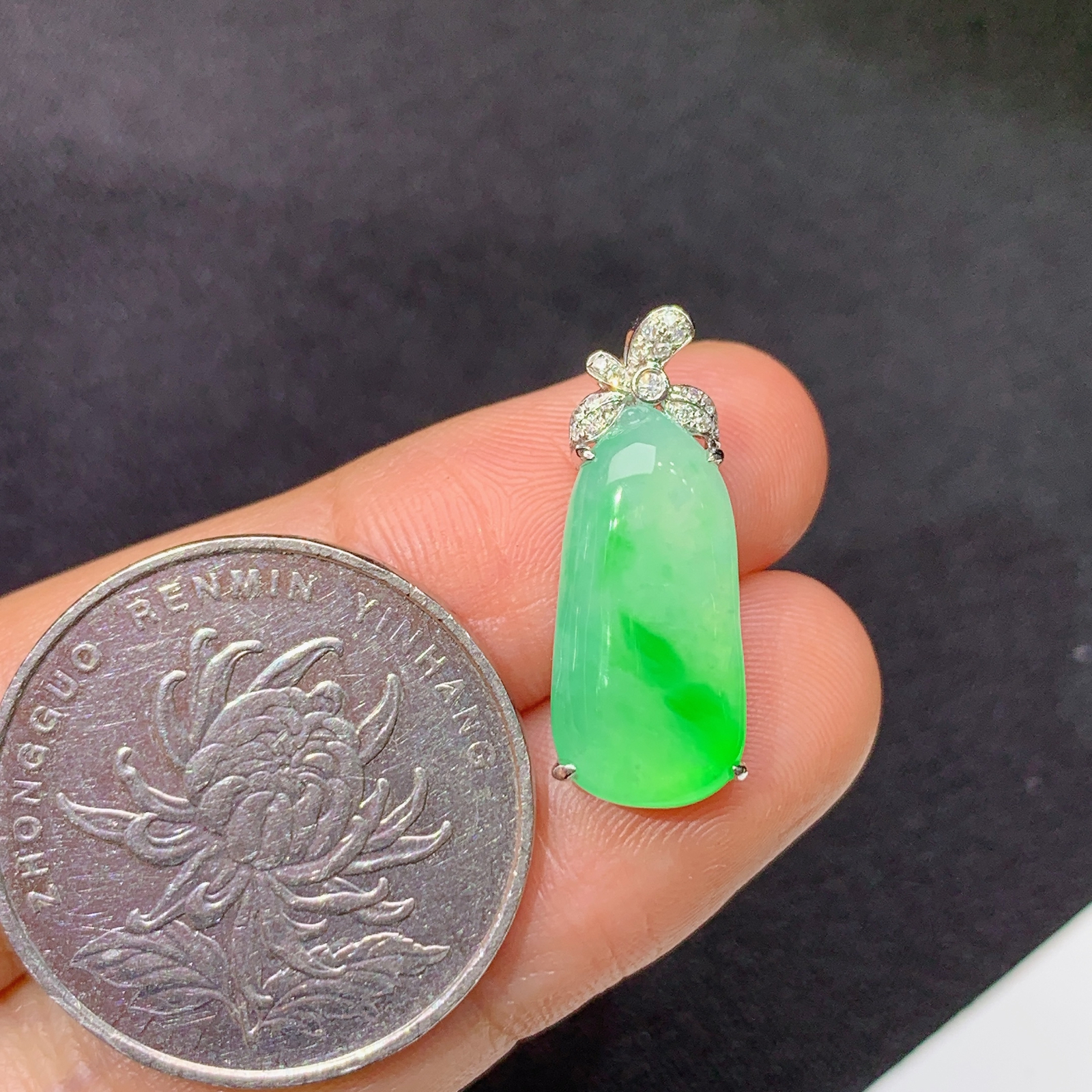 冰飘绿福瓜吊坠，18k金镶嵌，冰润色阳，玉质细腻，种水足，Zha 尺寸21.9*8.6*5