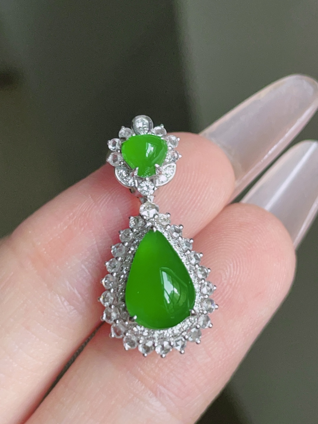 ️ 冰种阳绿水滴，色泽鲜艳 种老水润 18k金镶嵌 24.2/11.8/10，裸石9.9/7