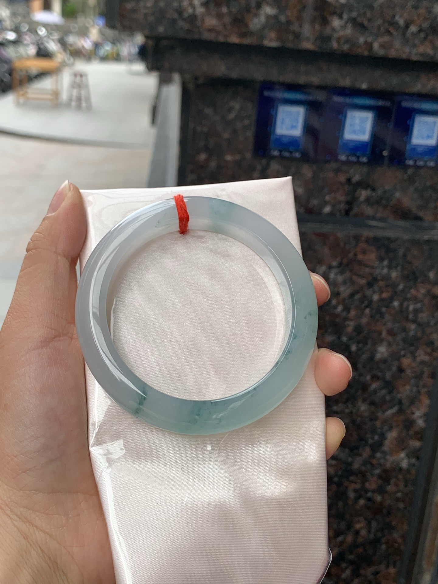 冰飘花正圈58-11.9-9.50422-N489打灯细纹，底妆冰透细腻，冰底中开出了朵朵兰花，飘花灵动飘逸，勾勒出一幅唯美诗意的山水意境画，古典优雅又秀气。