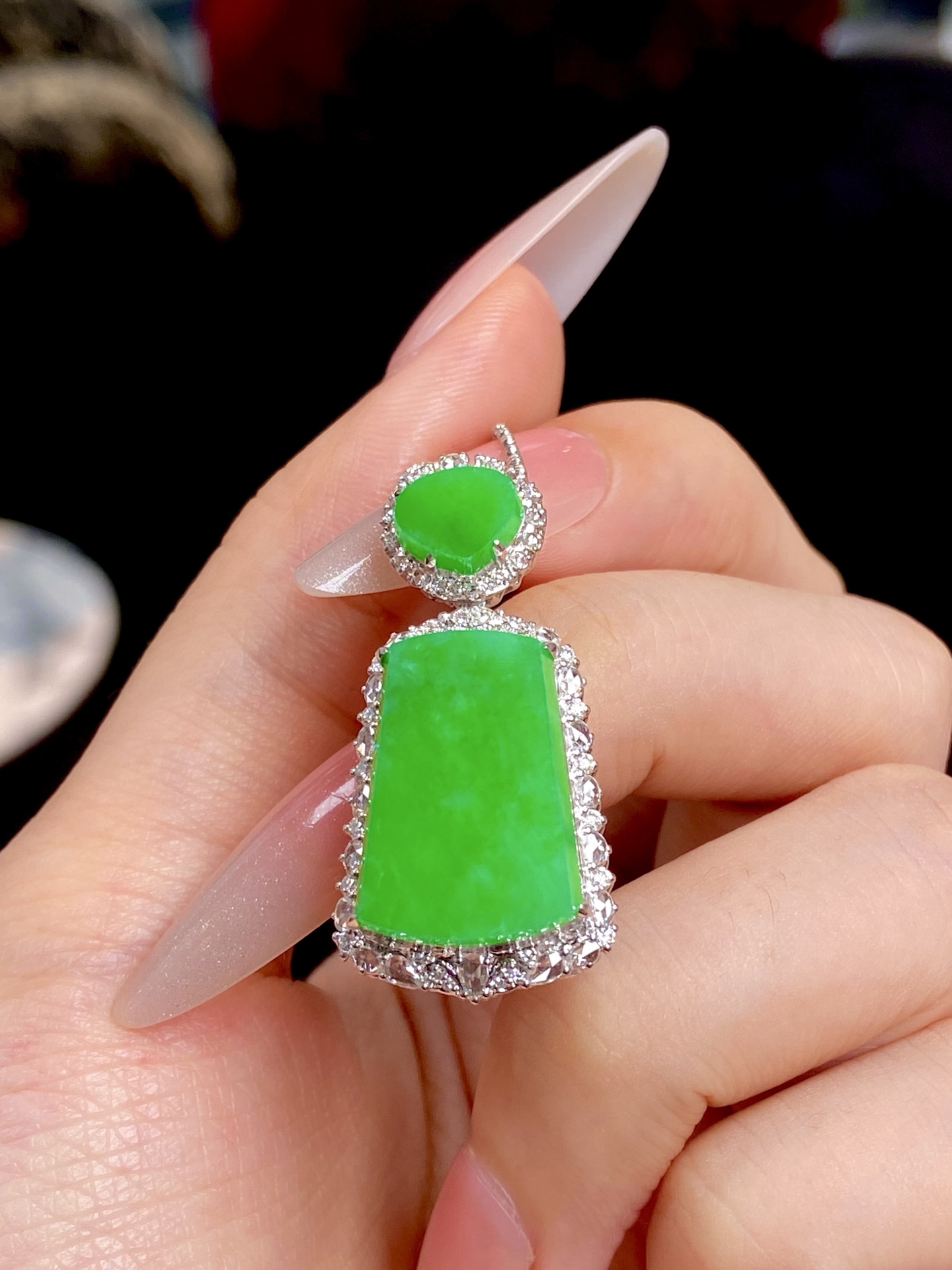 ️冰种阳绿无事牌吊坠，这一抹绿真的很难不被注意到，素面不雕的感，日常戴很难低调：36-17.7-1